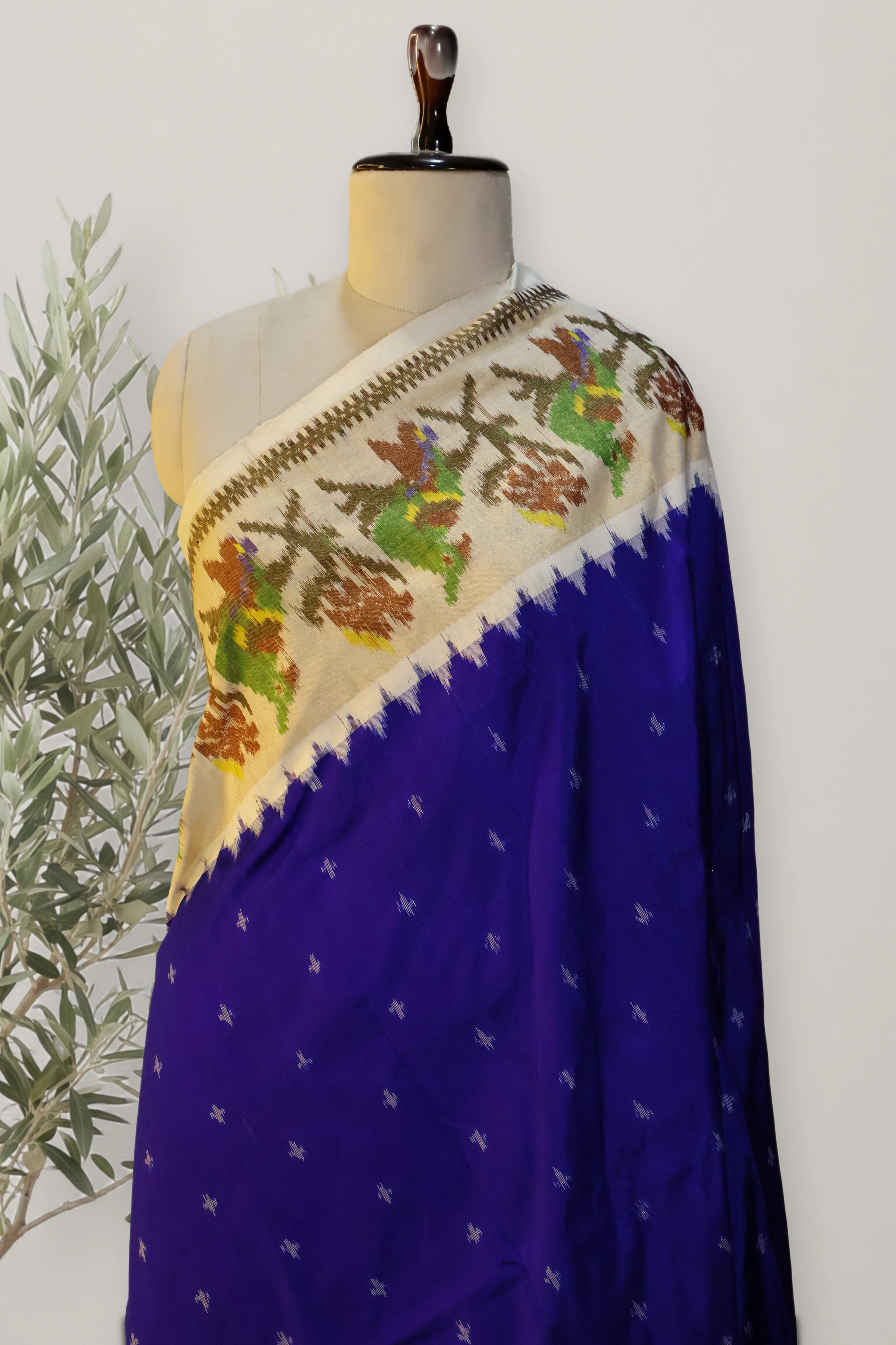 Pochampally Pattu Handloom: a detail of the work. Pochampally Pattu.