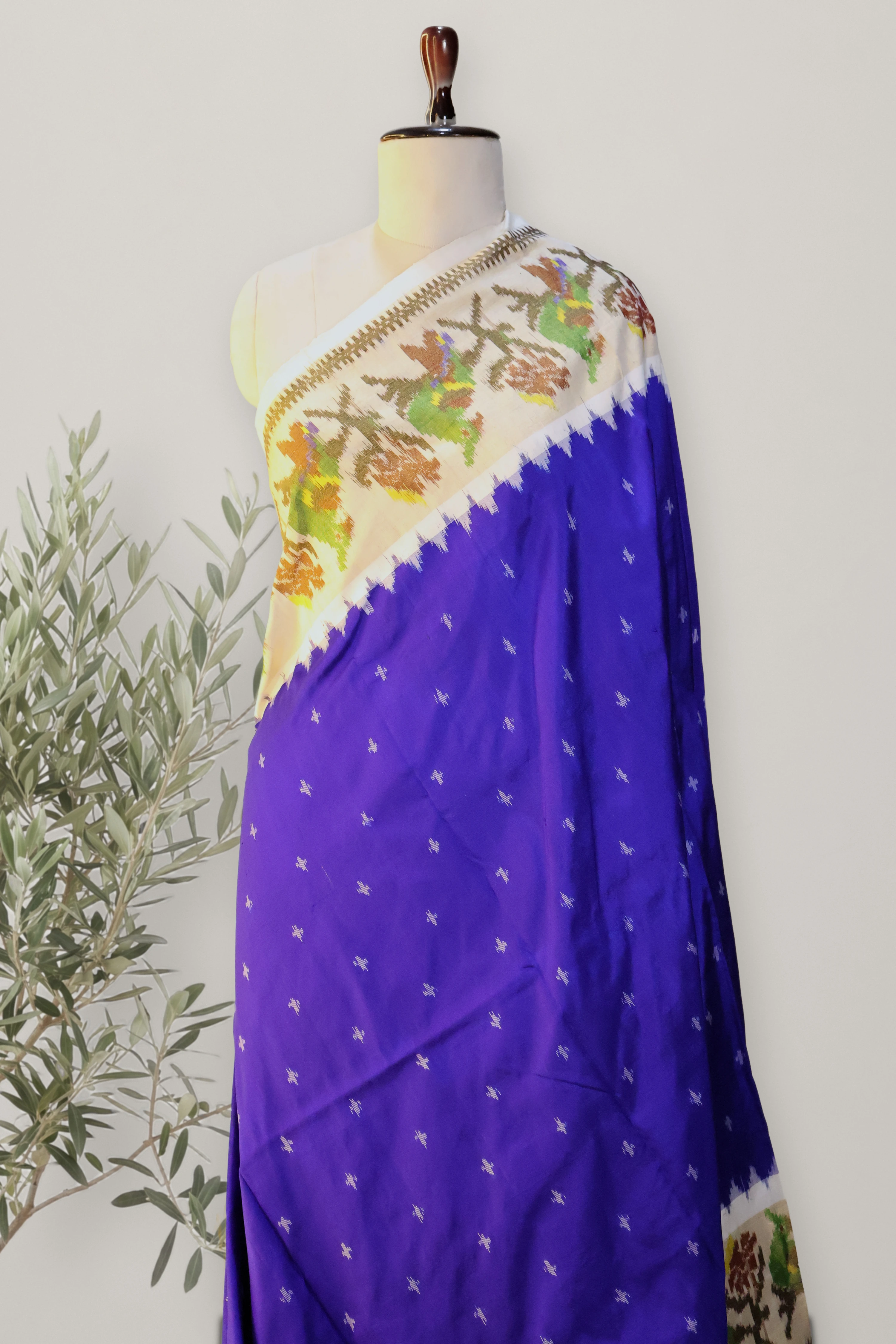 Pochampally Pattu Handloom: a detail of the work. Pochampally Pattu.