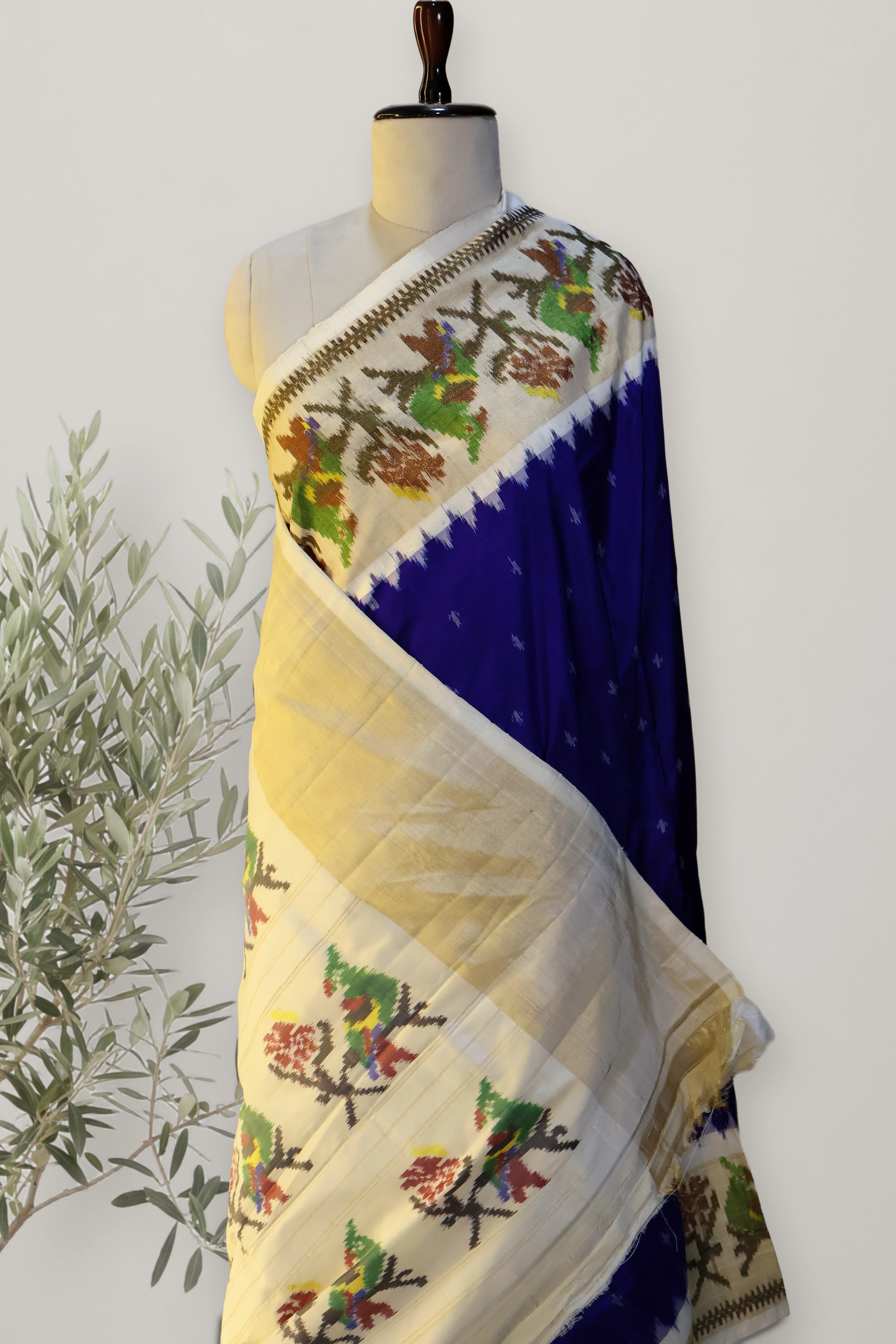 Pochampally Pattu Handloom: a detail of the work. Pochampally Pattu.
