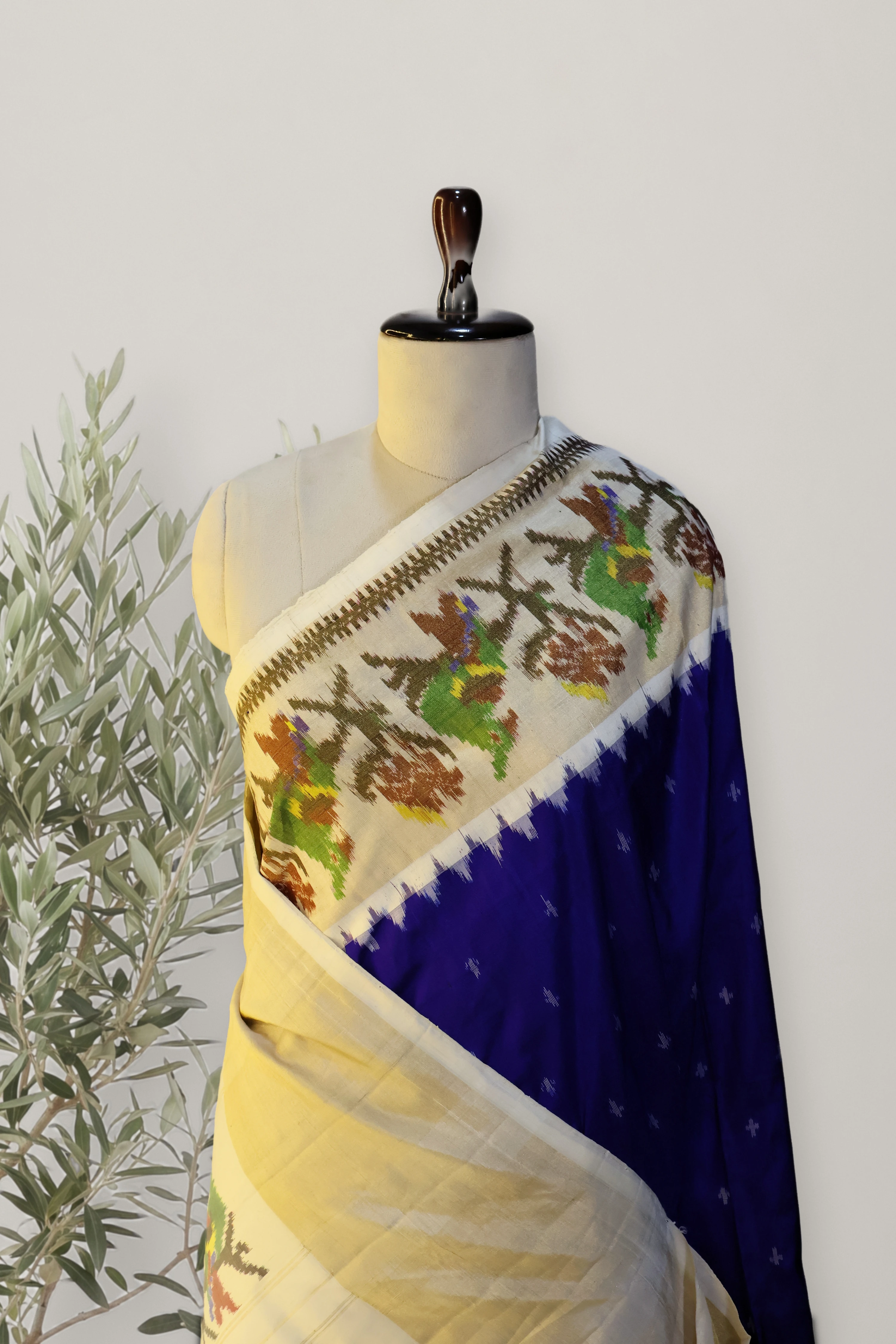 Pochampally Pattu Handloom: a detail of the work. Pochampally Pattu.