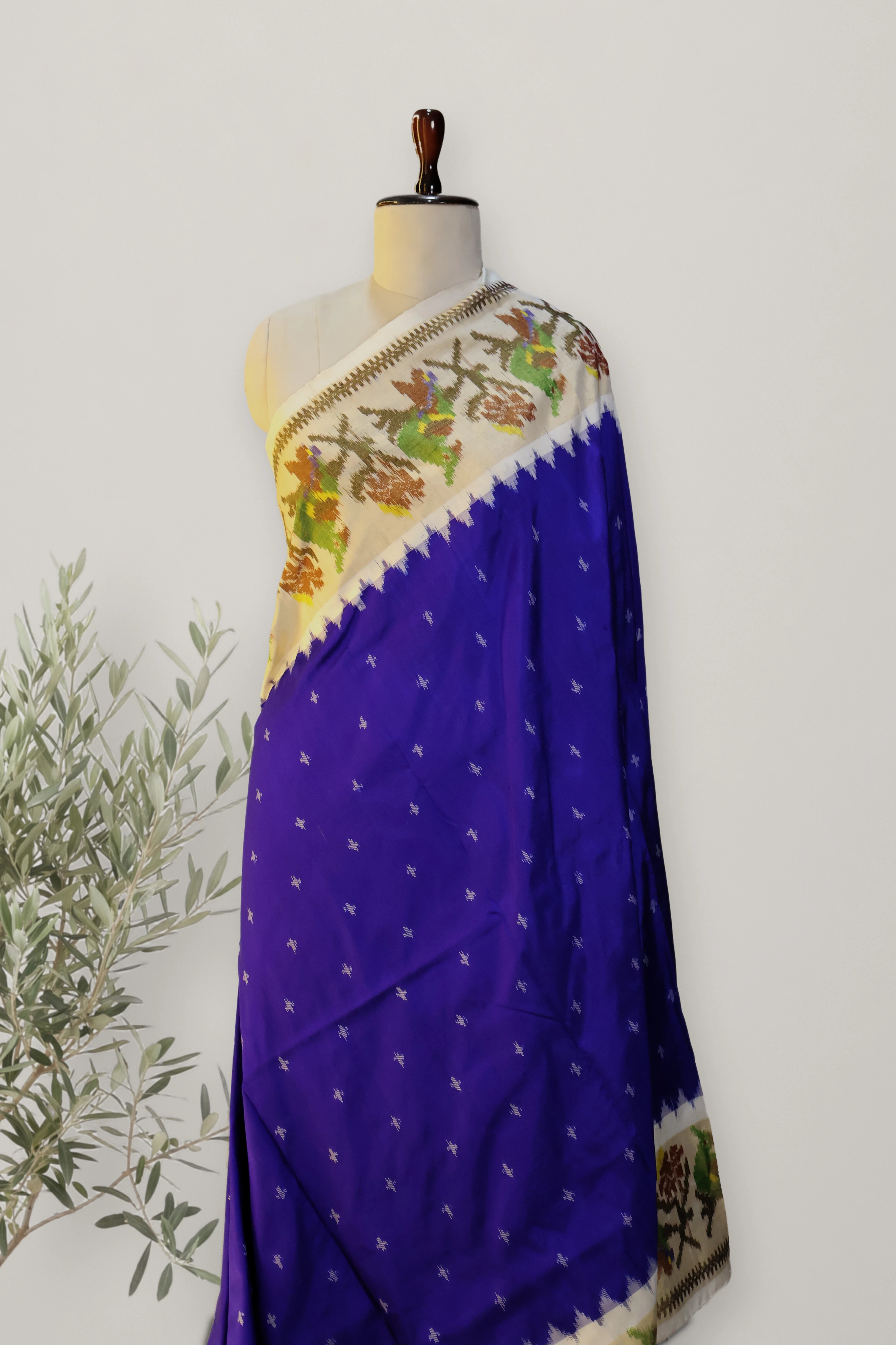 Pochampally Pattu Handloom: a detail of the work. Pochampally Pattu.
