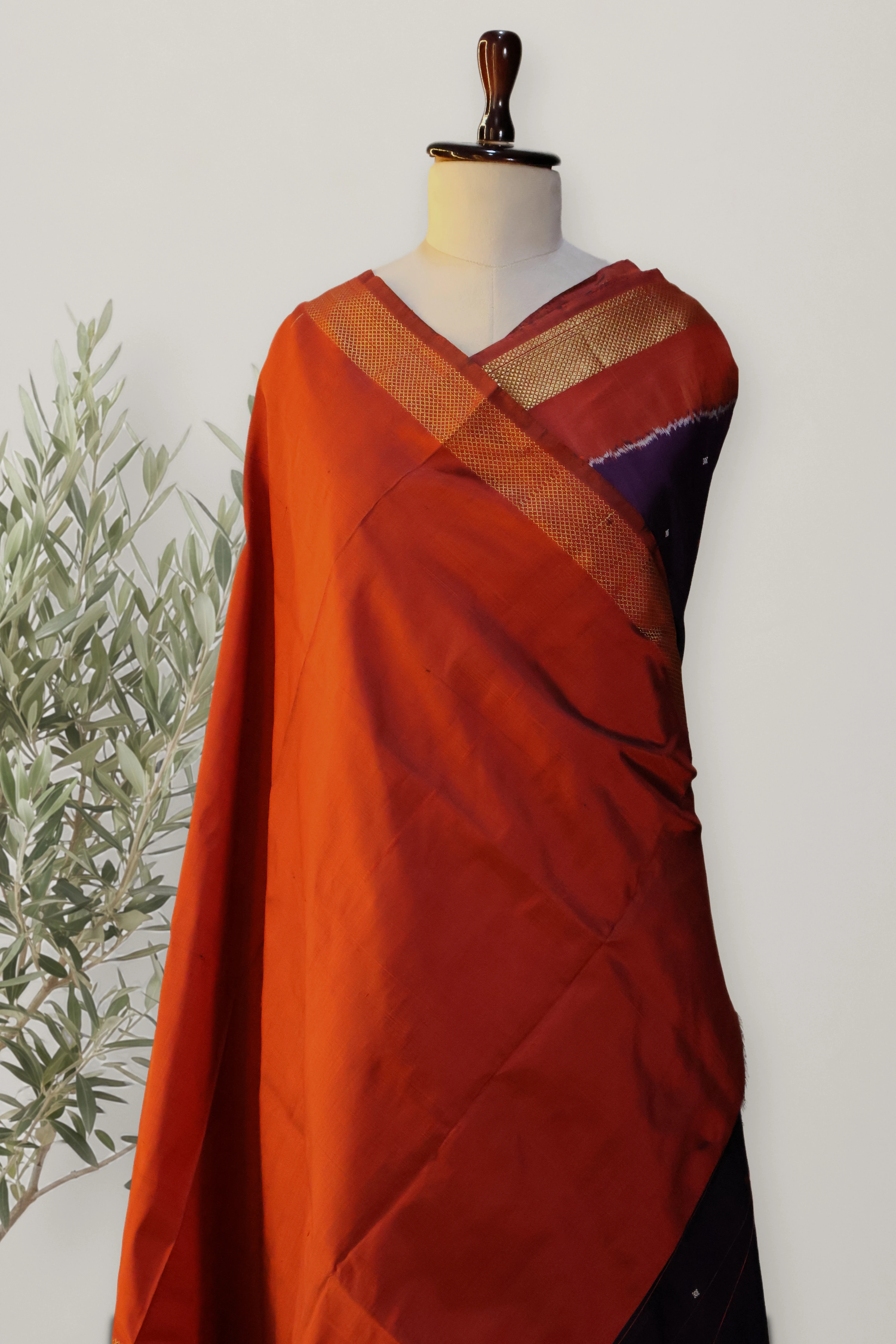 Pochampally Pattu Handloom: a detail of the work. Pochampally Pattu.
