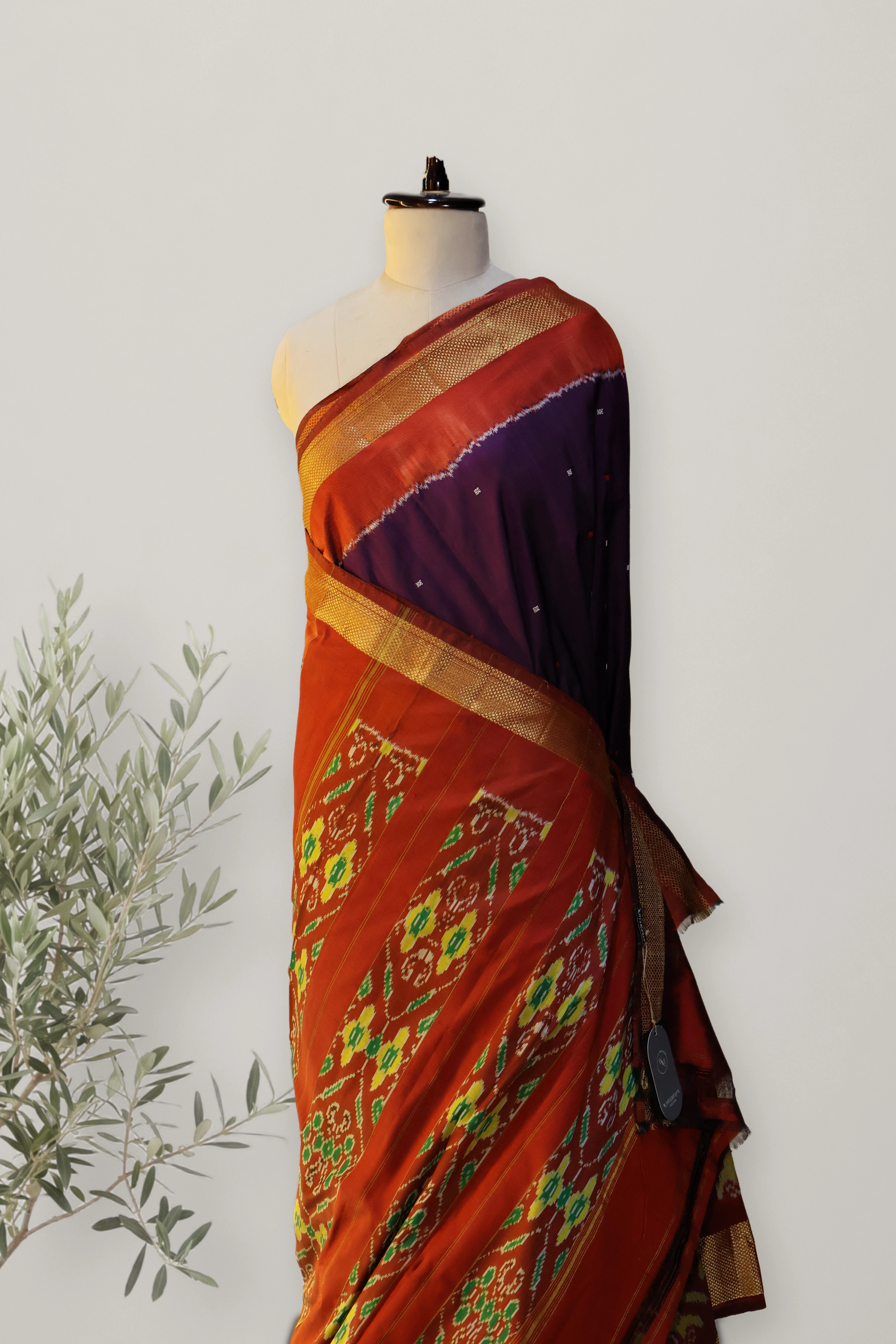 Pochampally Pattu Handloom: a detail of the work. Pochampally Pattu.