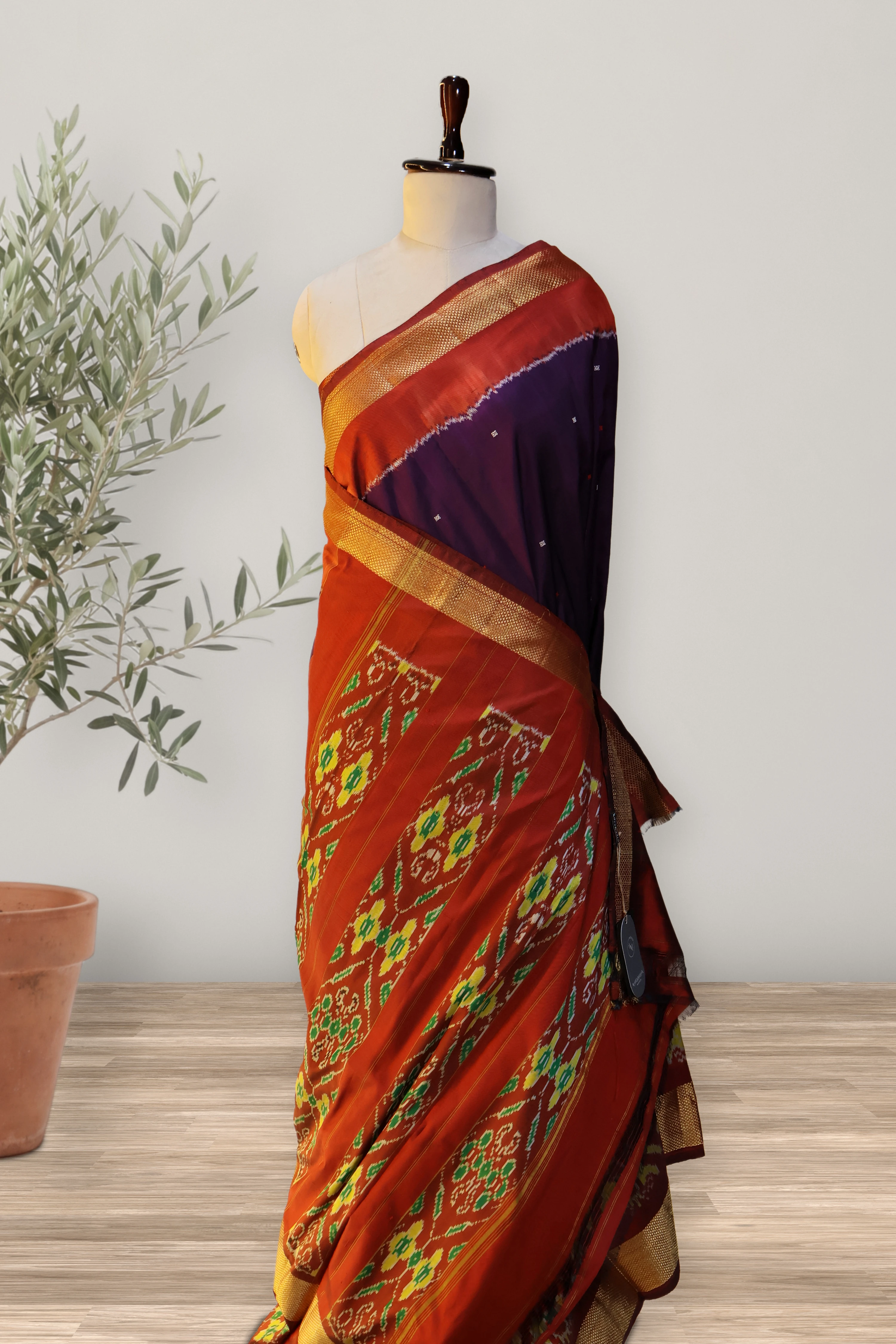 Pochampally Pattu Handloom: a detail of the work. Pochampally Pattu.