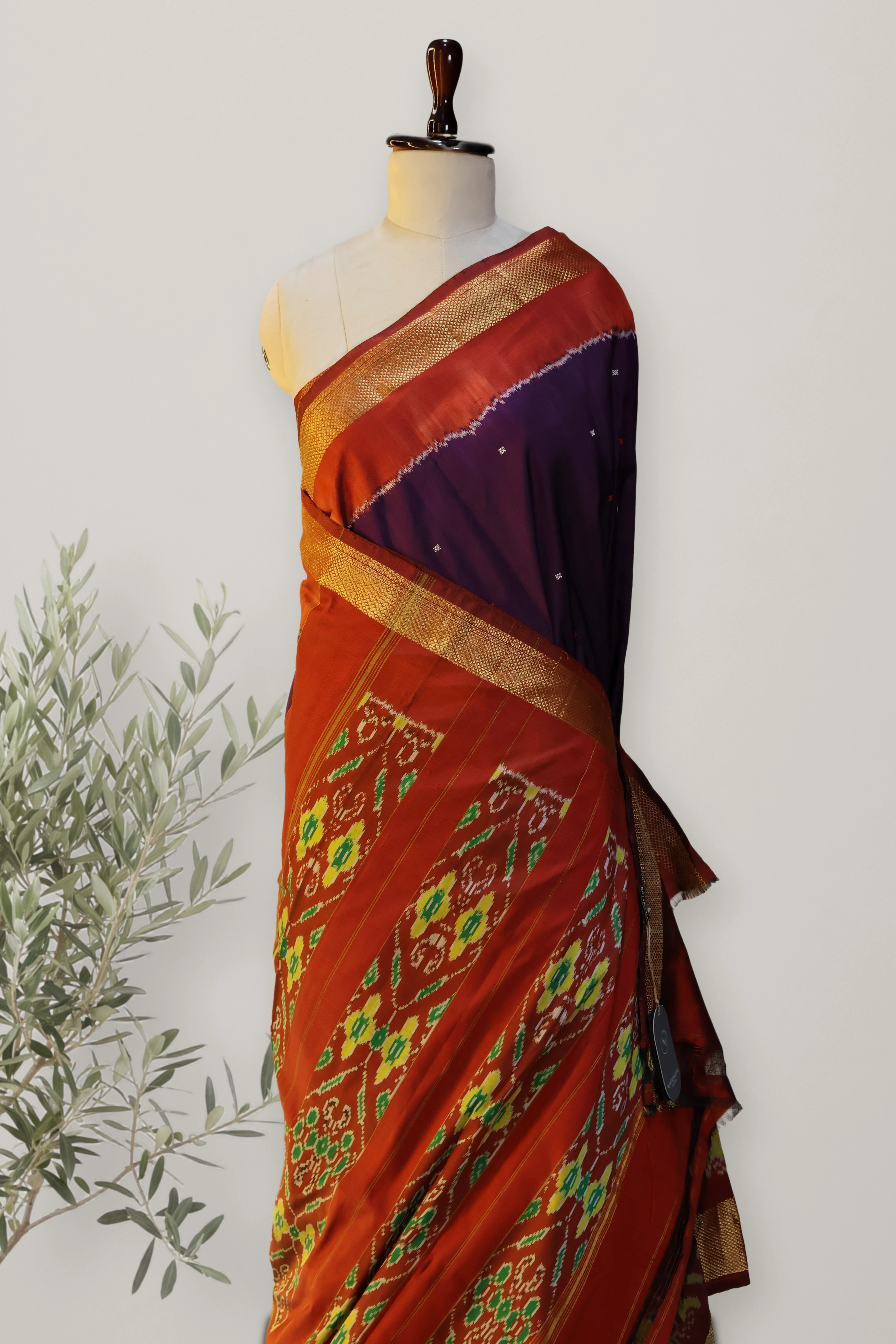 Pochampally Pattu Handloom: a detail of the work. Pochampally Pattu.