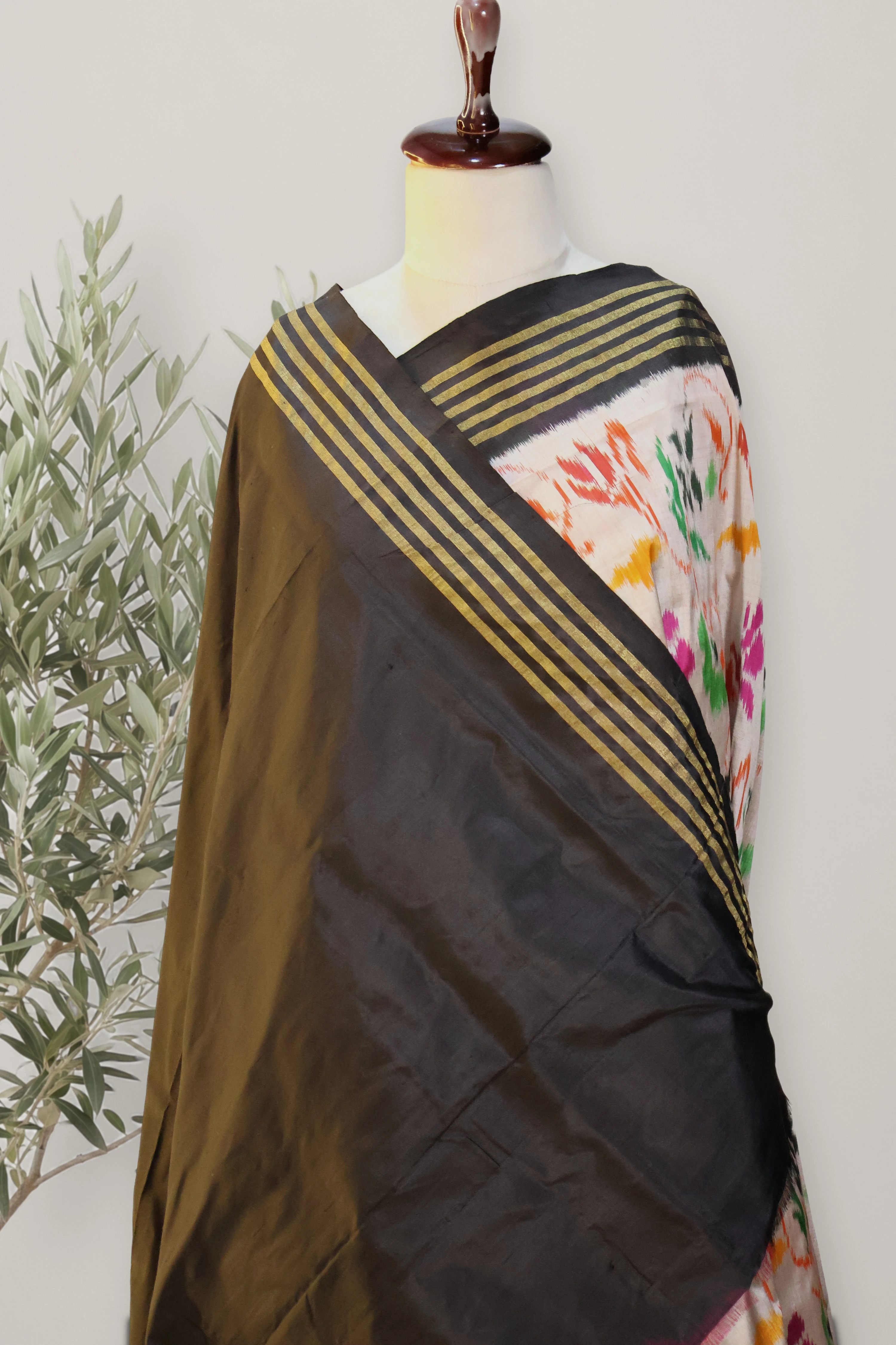 Pochampally Pattu: a detail of the work. Pochampally Pattu.