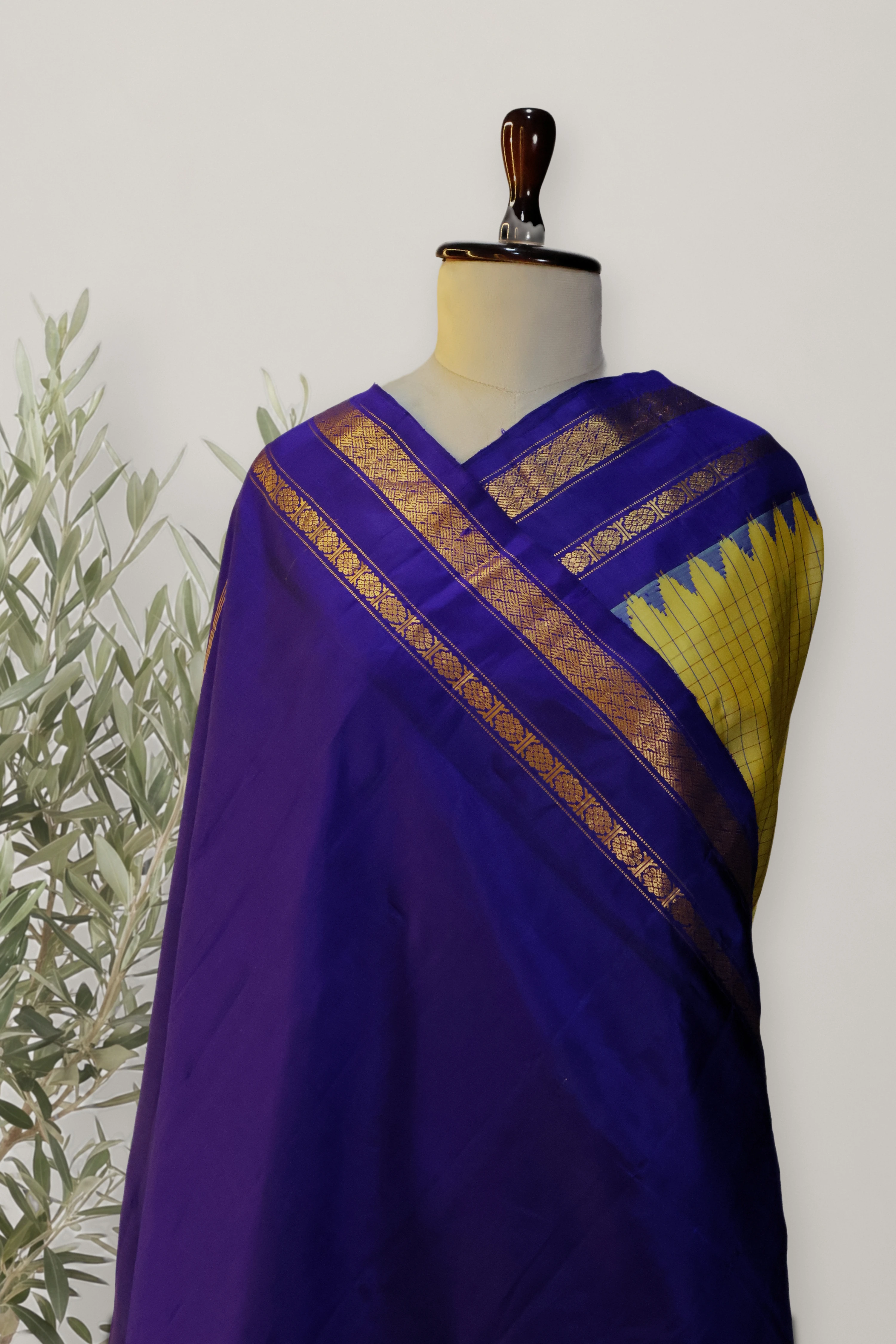 Gadwal Pattu Handloom: a detail of the work. Gadwal Pattu.
