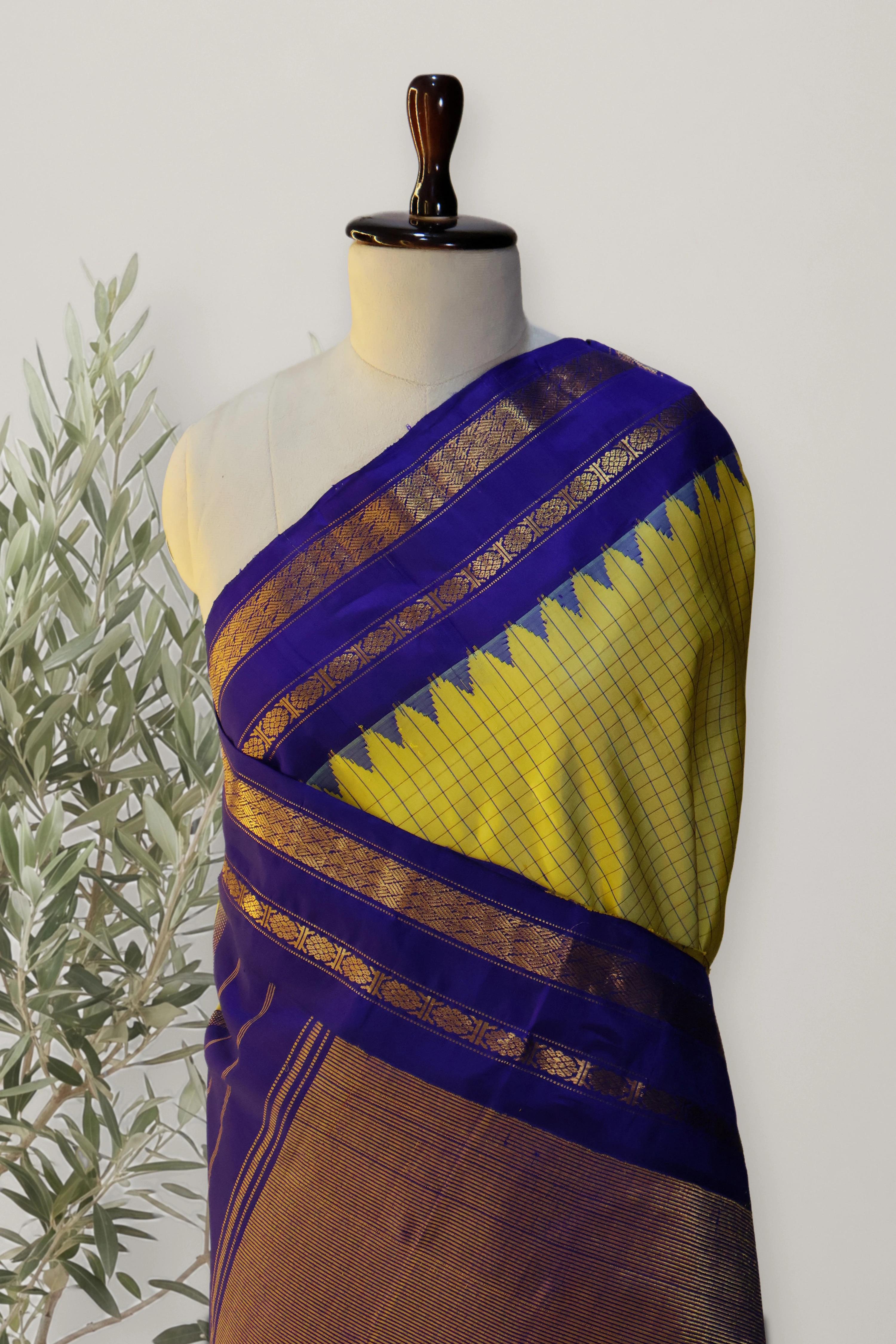 Gadwal Pattu Handloom: a detail of the work. Gadwal Pattu.