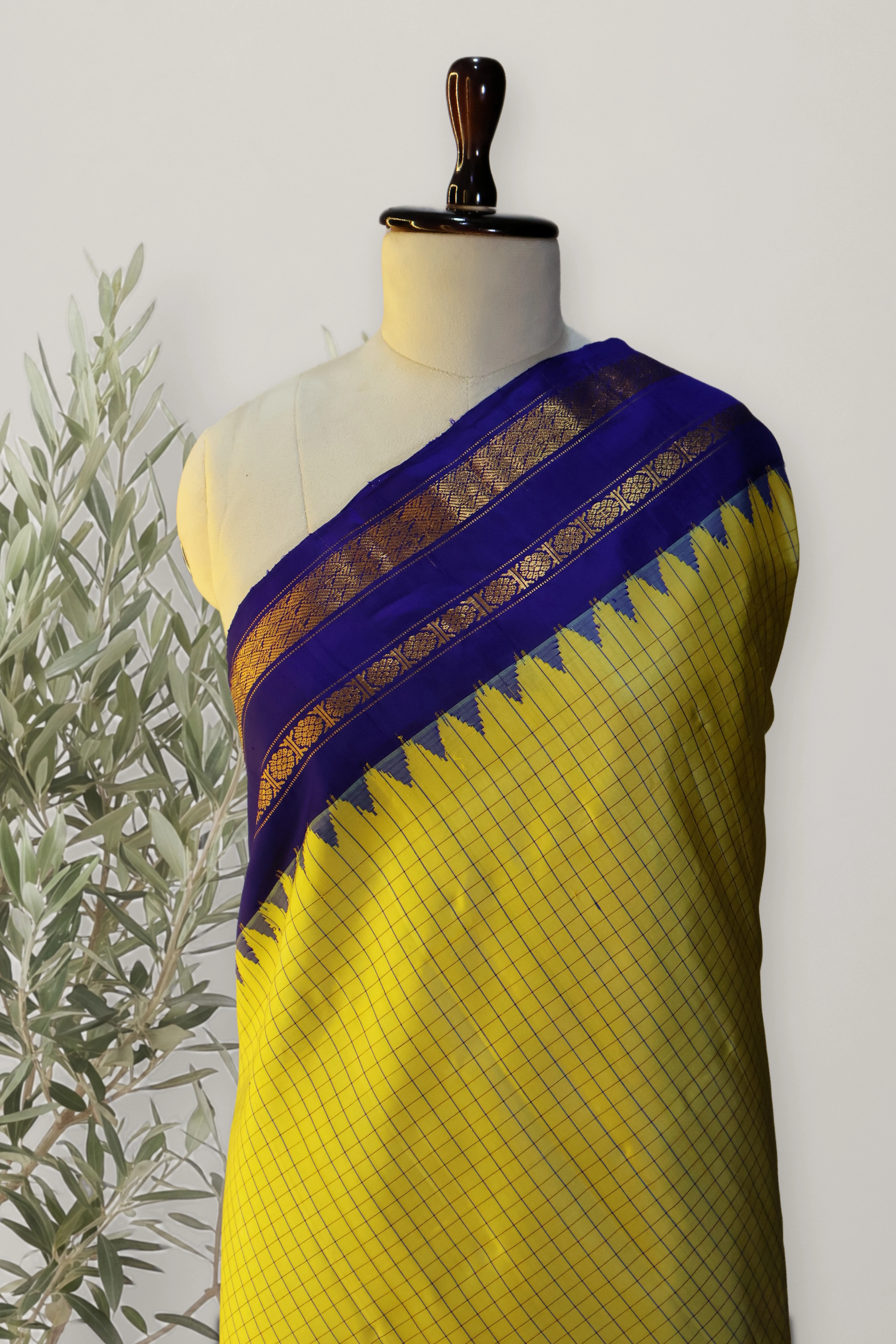 Gadwal Pattu Handloom: a detail of the work. Gadwal Pattu.