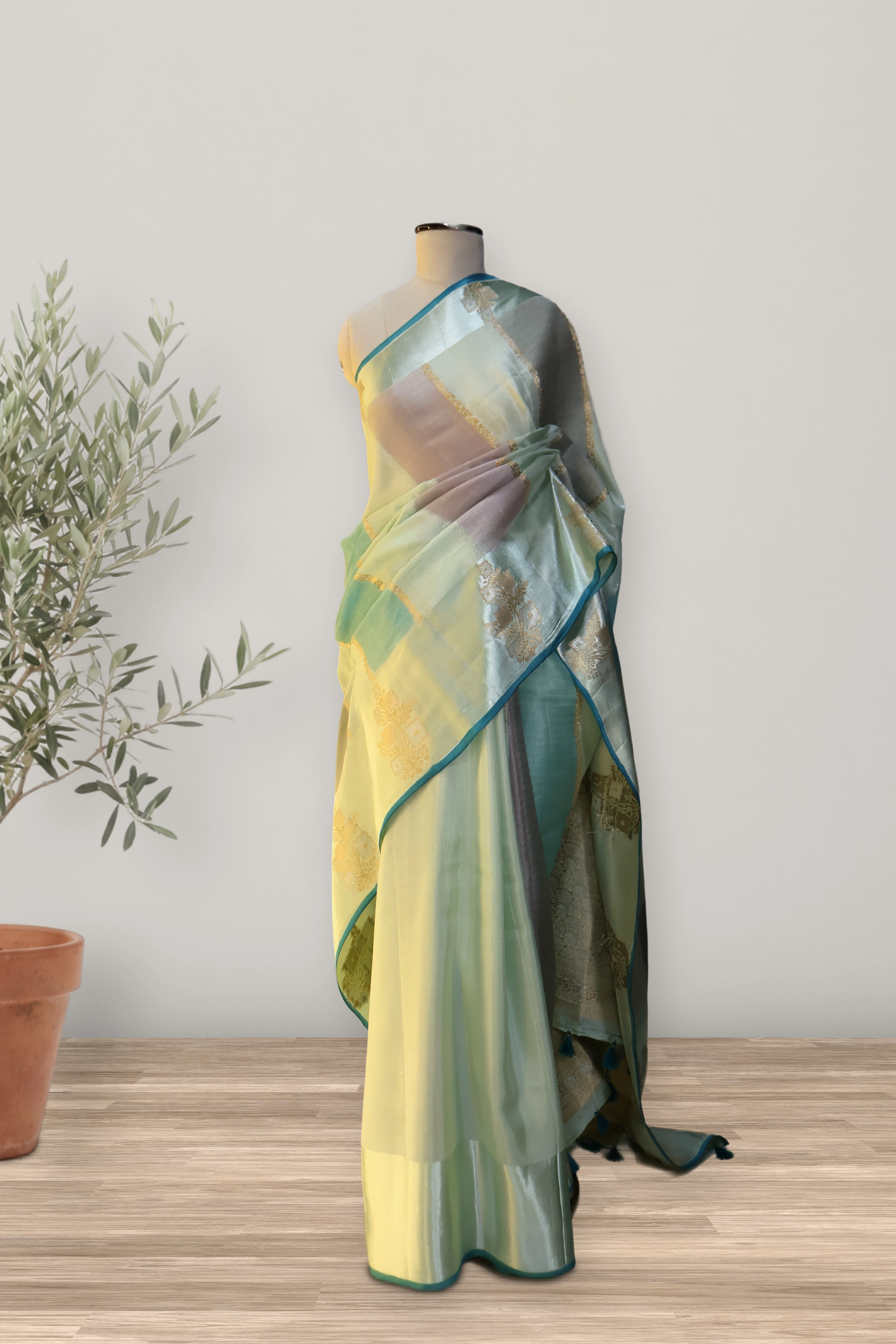 Saree 089: a detail of the work.