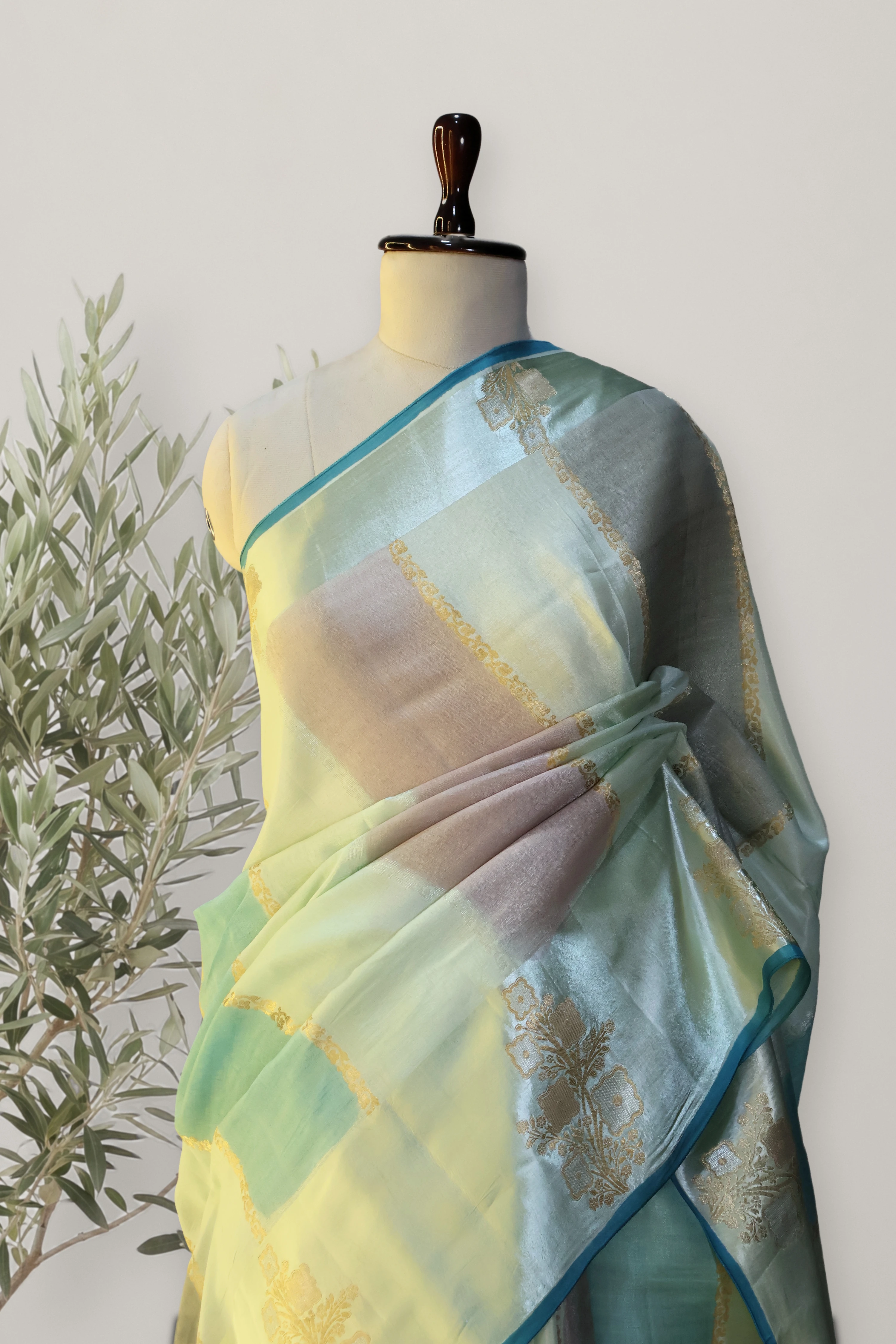 Saree 089: a detail of the work.