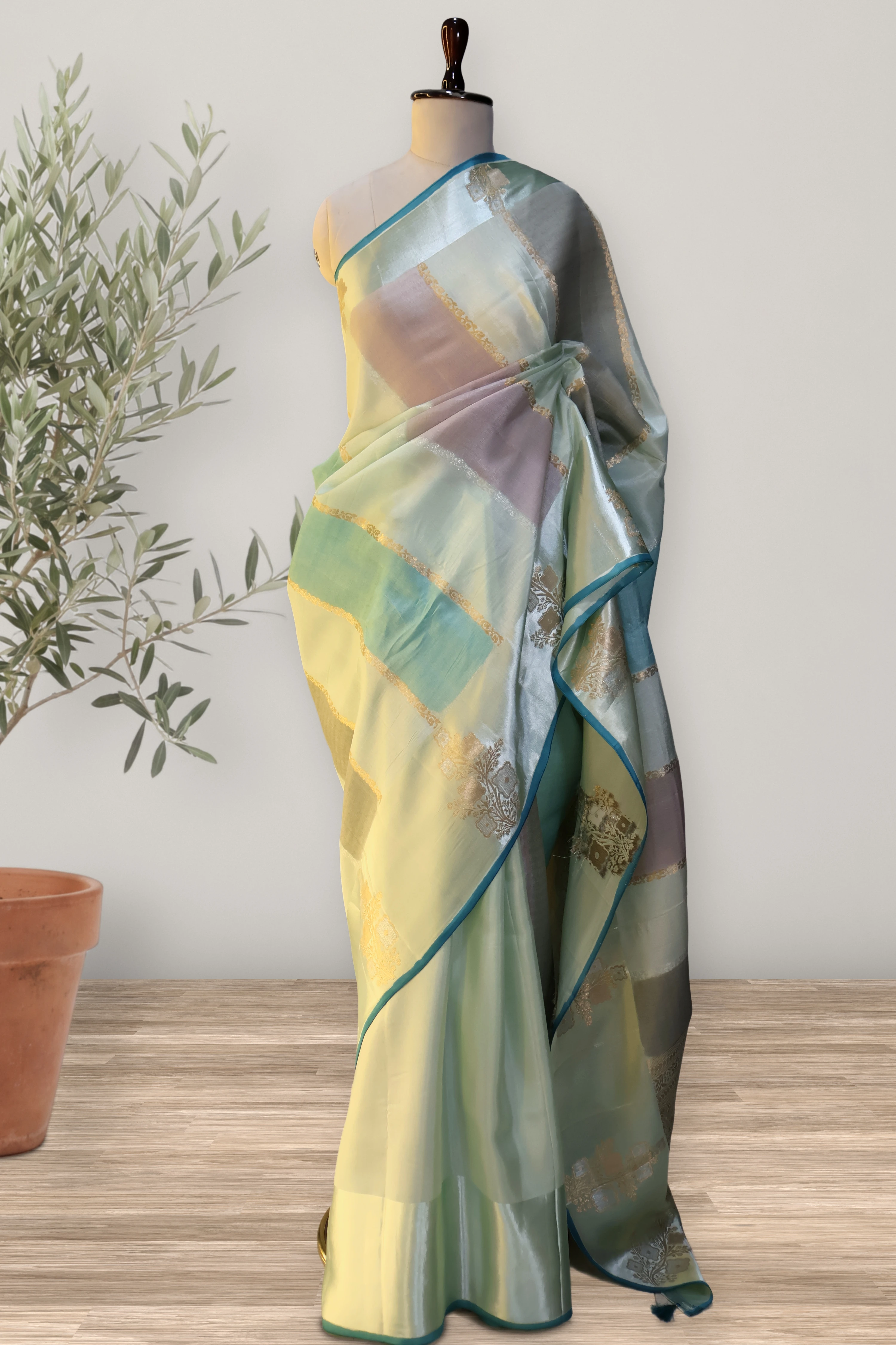 Saree 089: the whole piece, laid out.