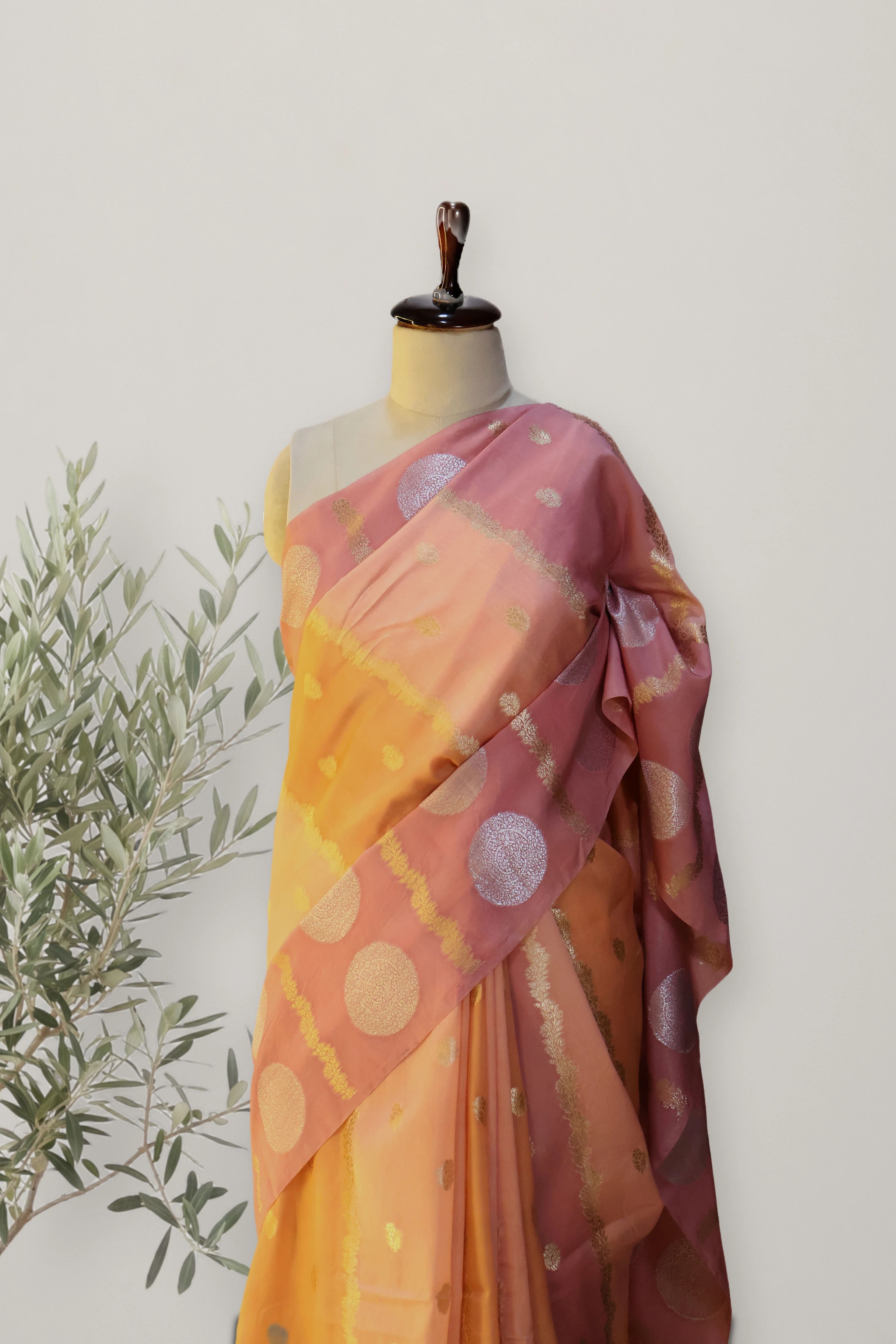 Banarasi: a detail of the work. Banarasi.