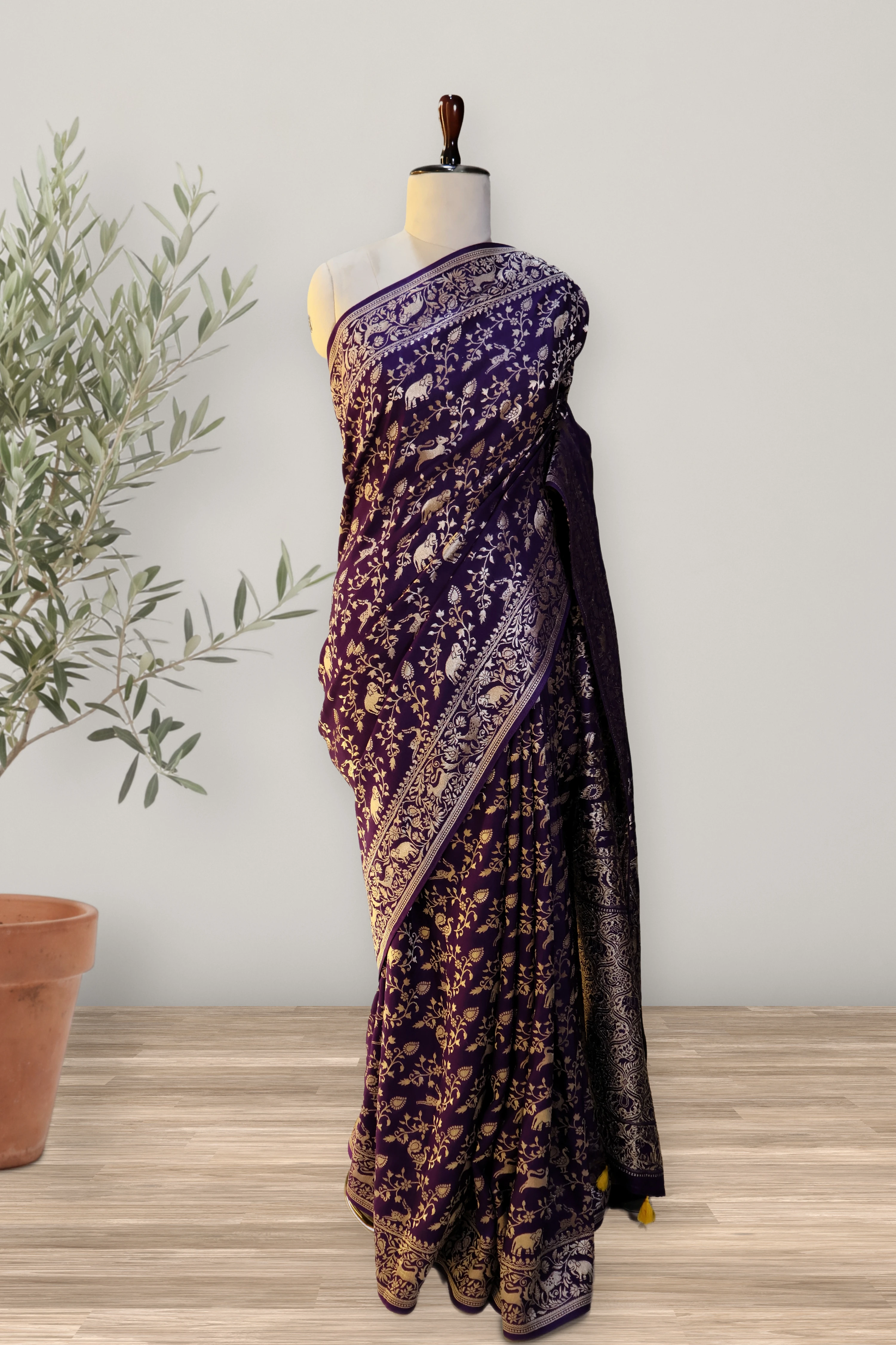 Saree 095: a detail of the work.