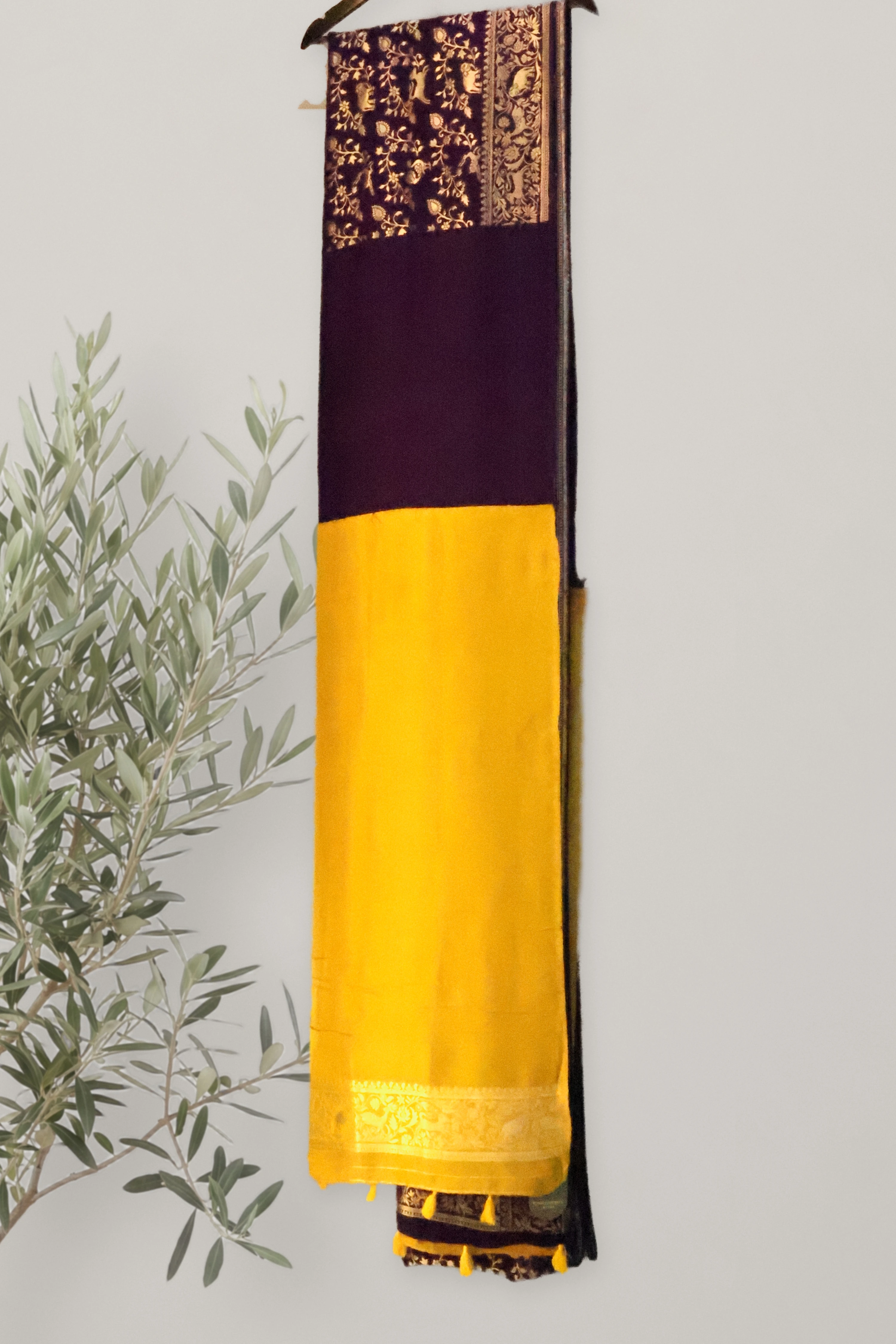 Saree 097: the whole piece, laid out.