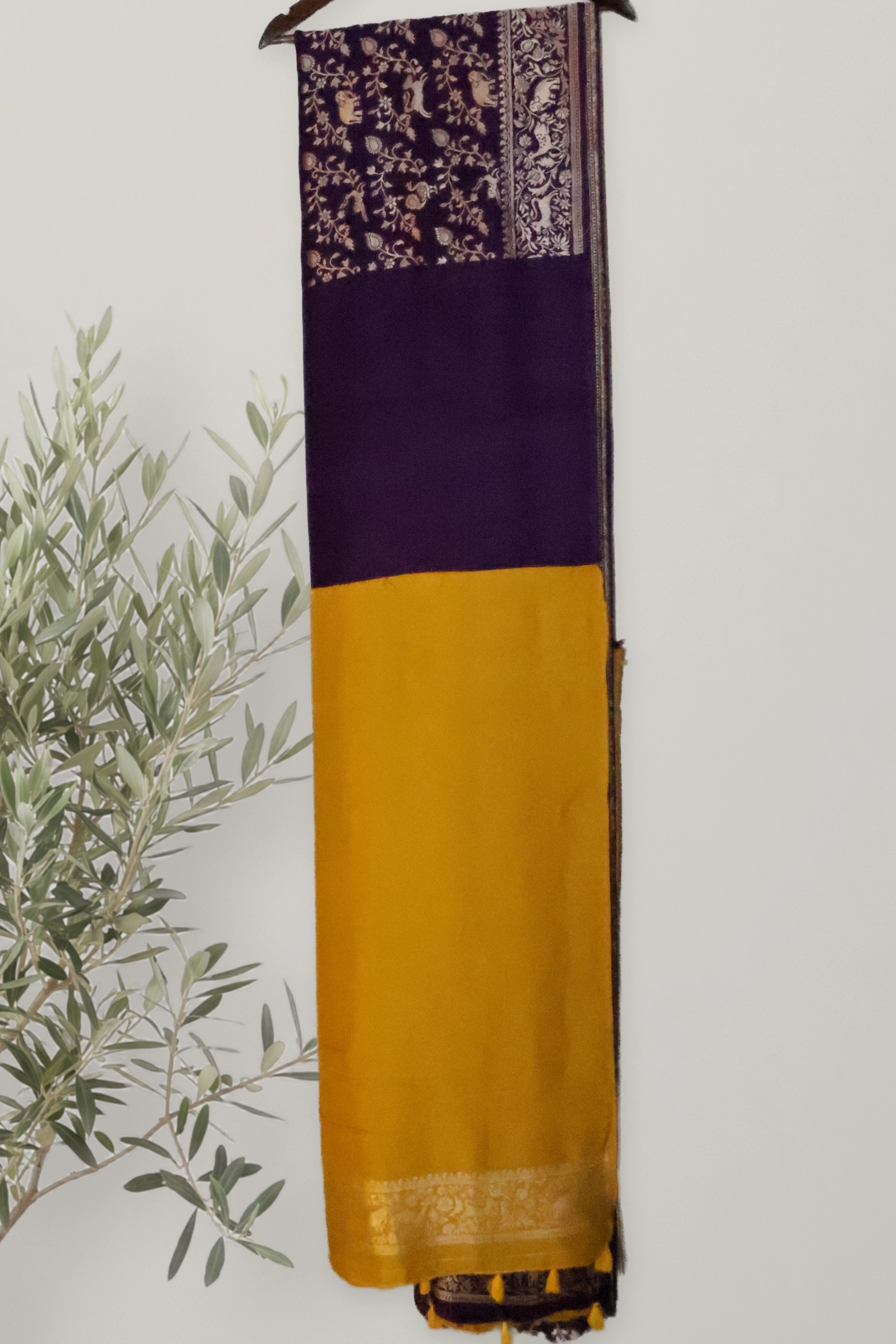 Saree 097: a detail of the work.