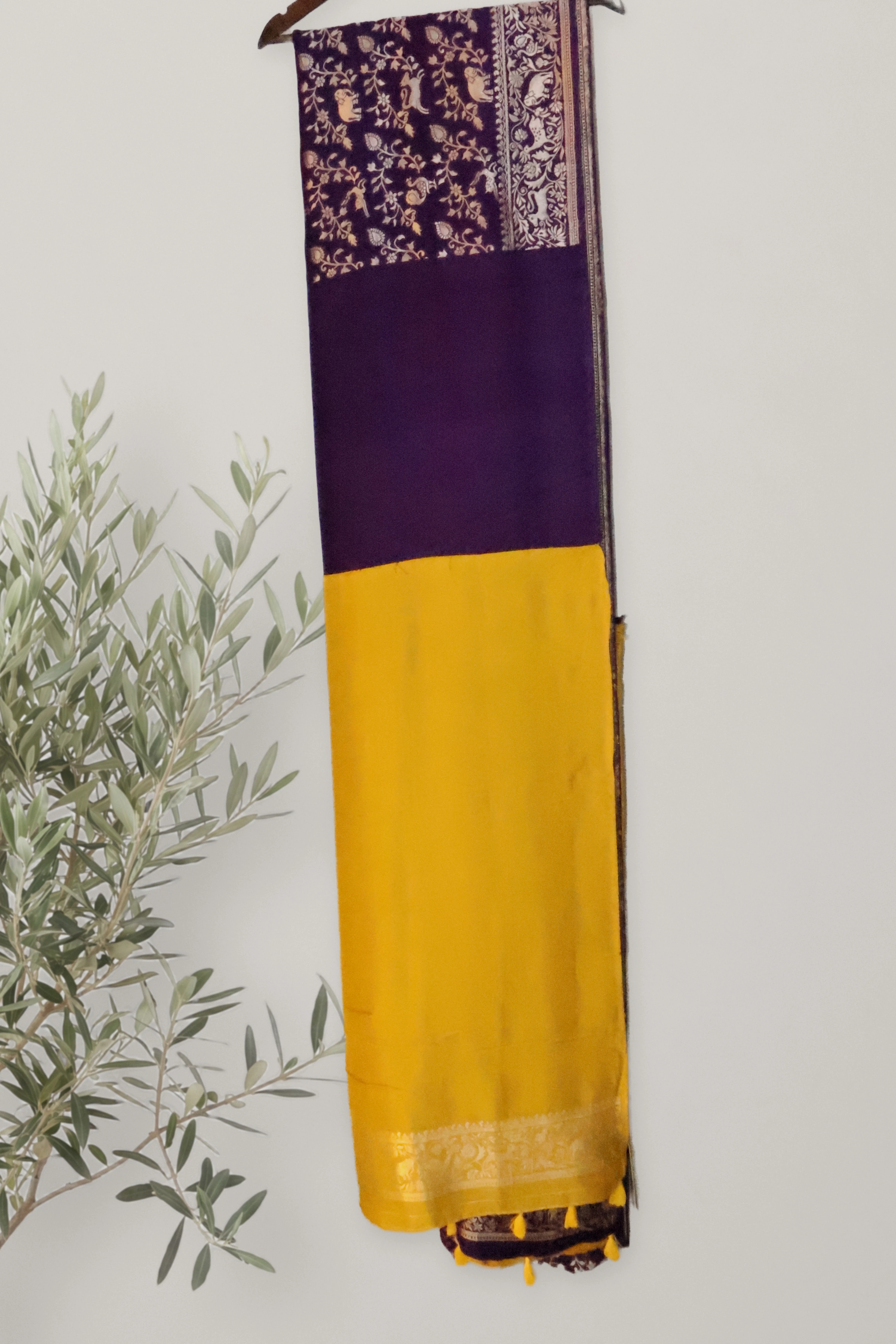 Saree 097: a detail of the work.