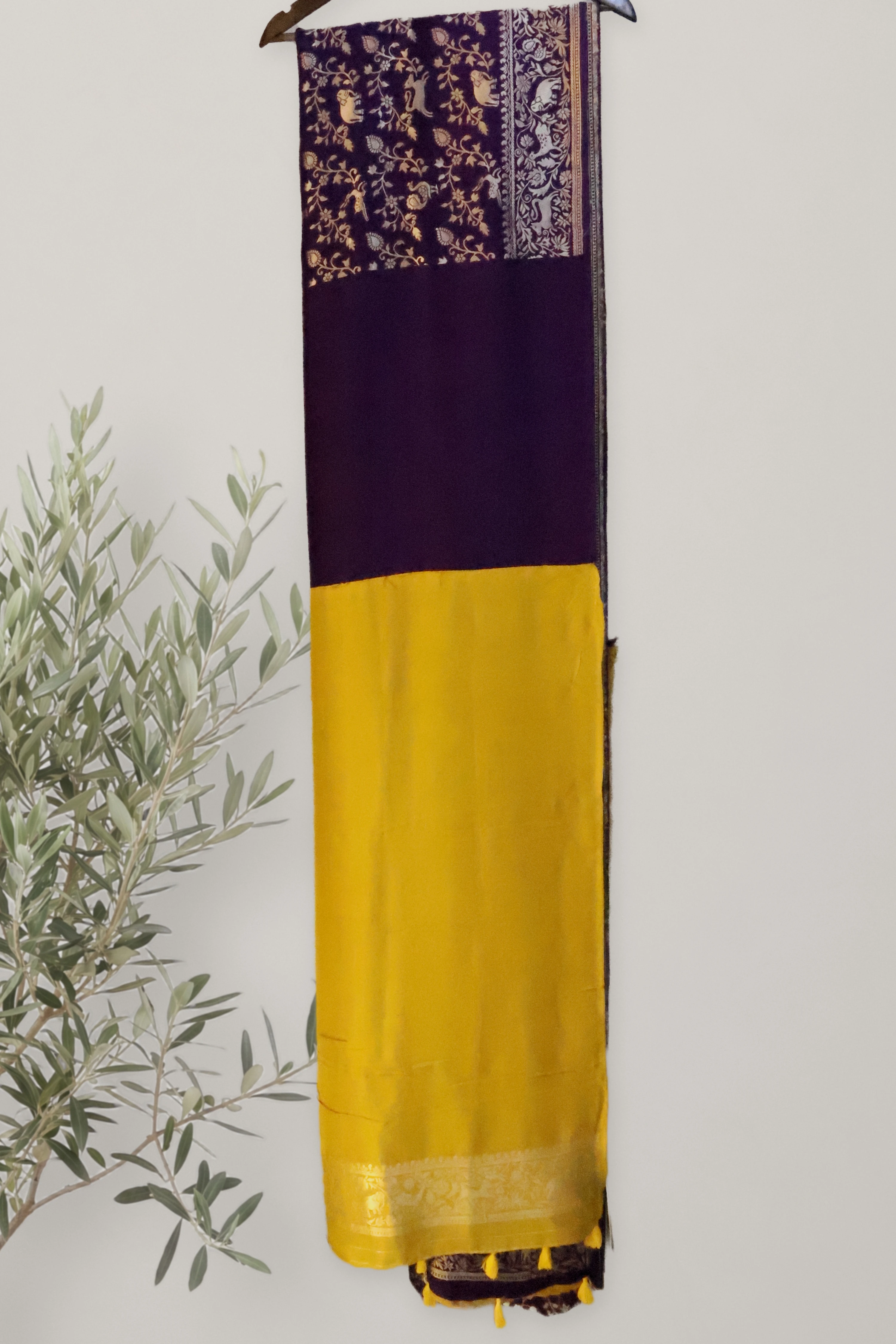 Saree 097: a detail of the work.