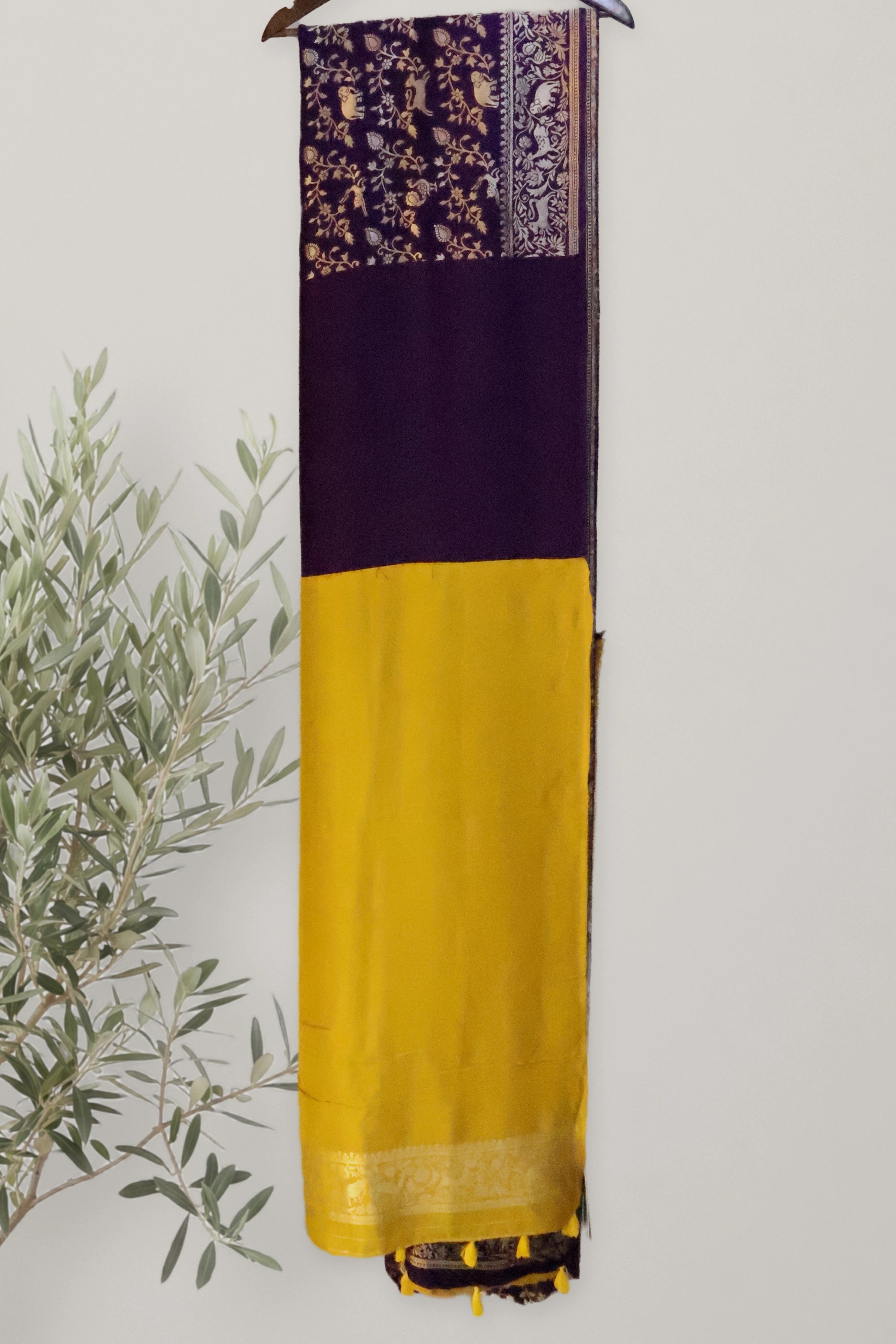 Saree 097: a detail of the work.