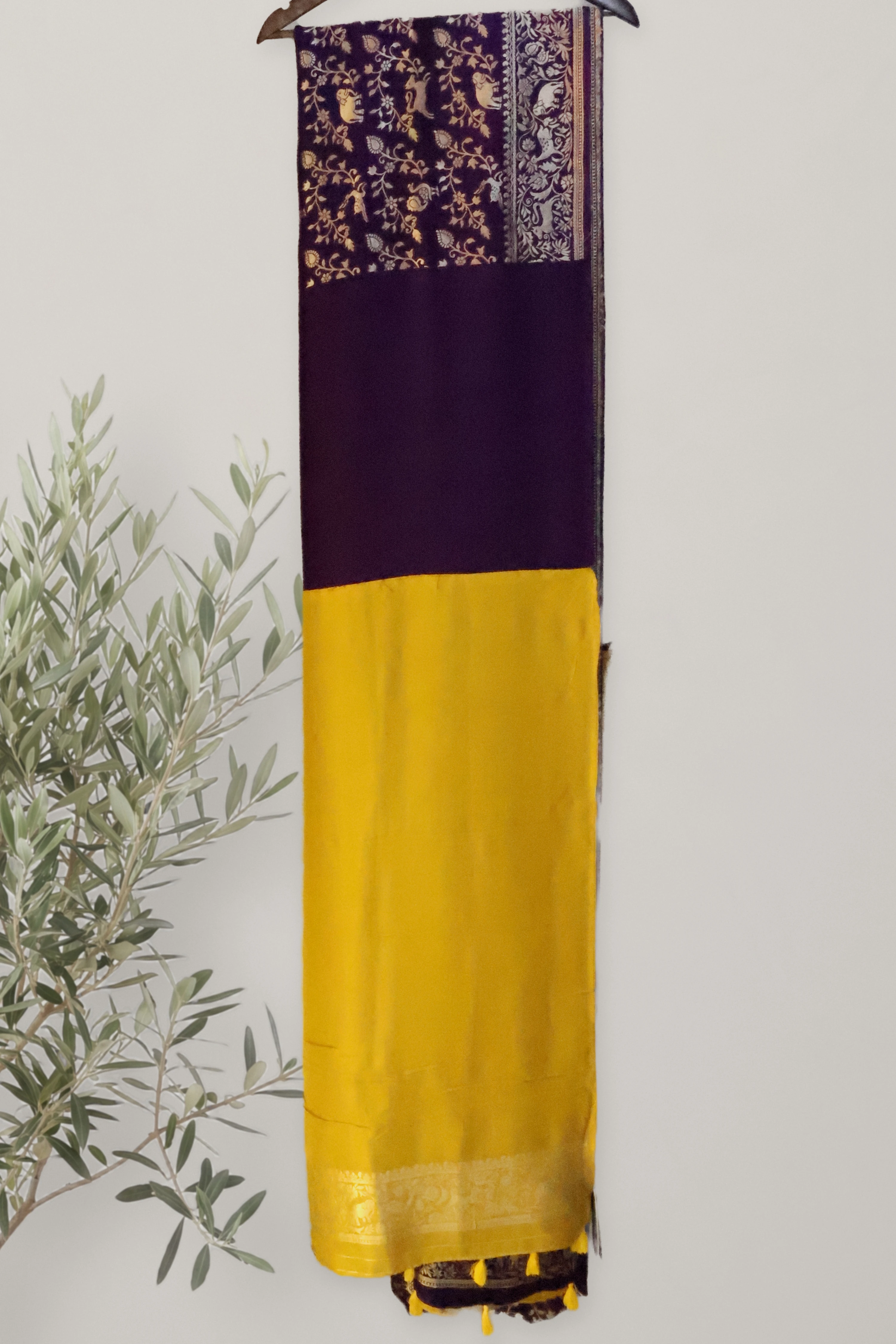 Saree 097: a detail of the work.