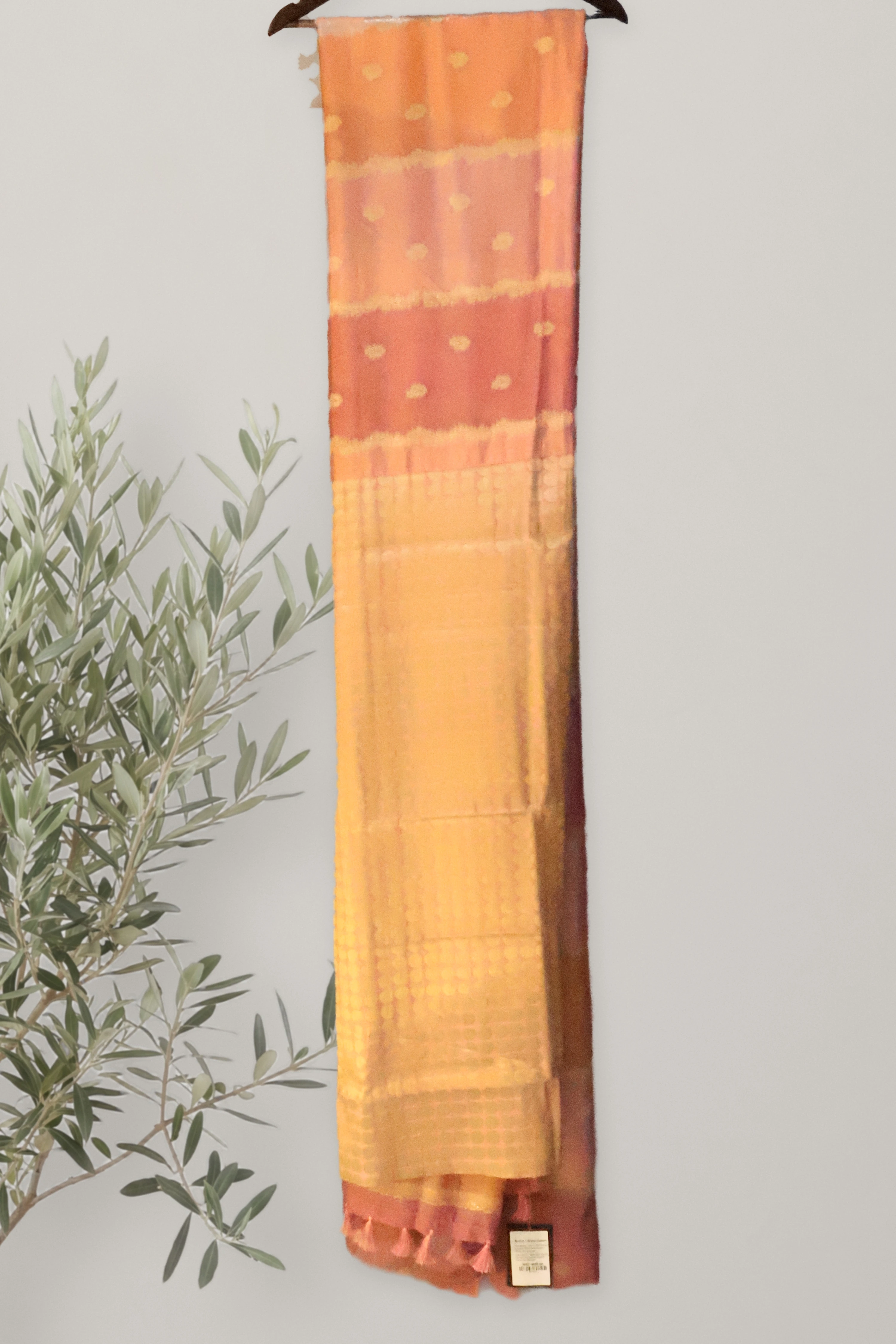Saree 098: the whole piece, laid out.