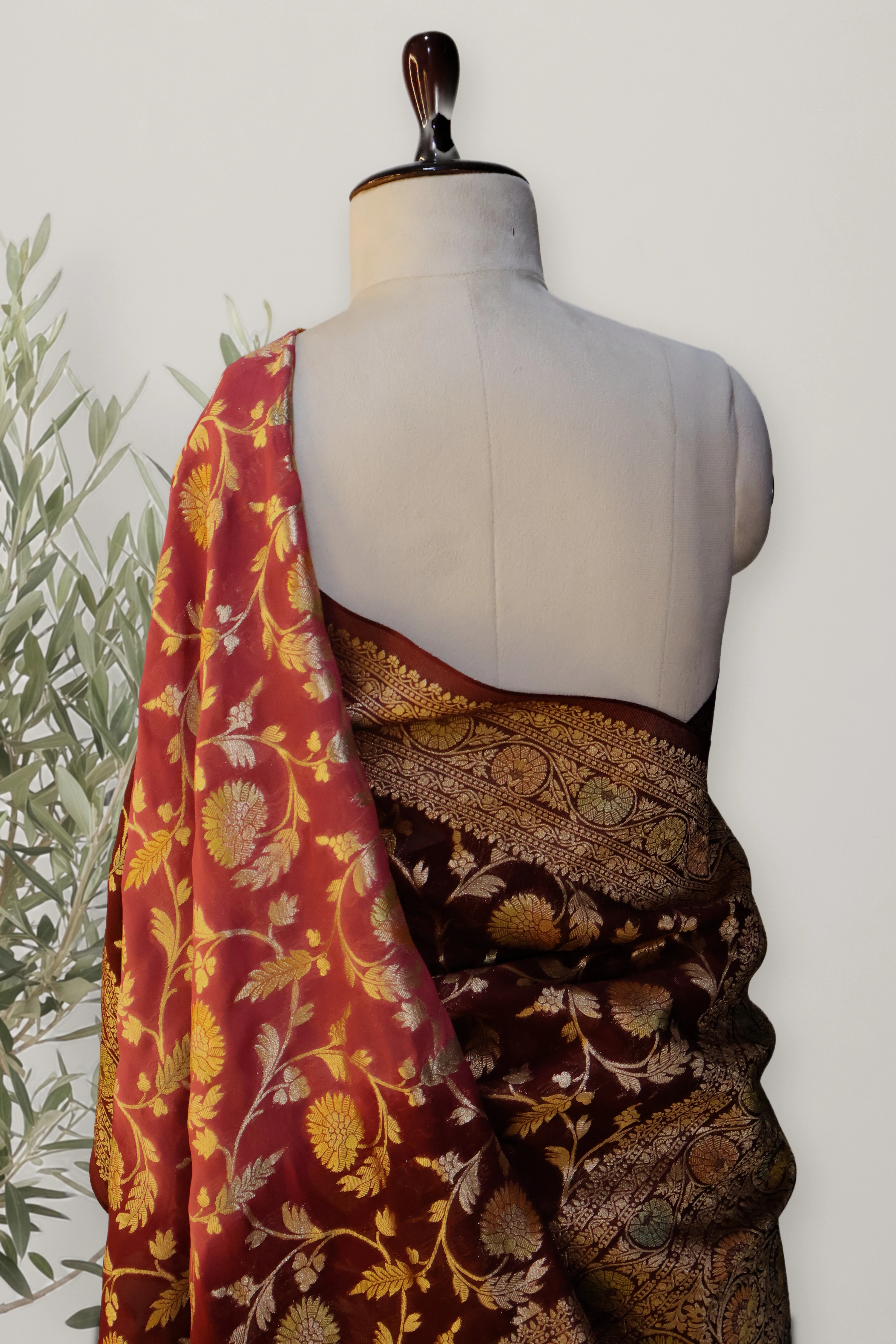 Banarasi Viscose Georgette: a detail of the work. Banarasi.