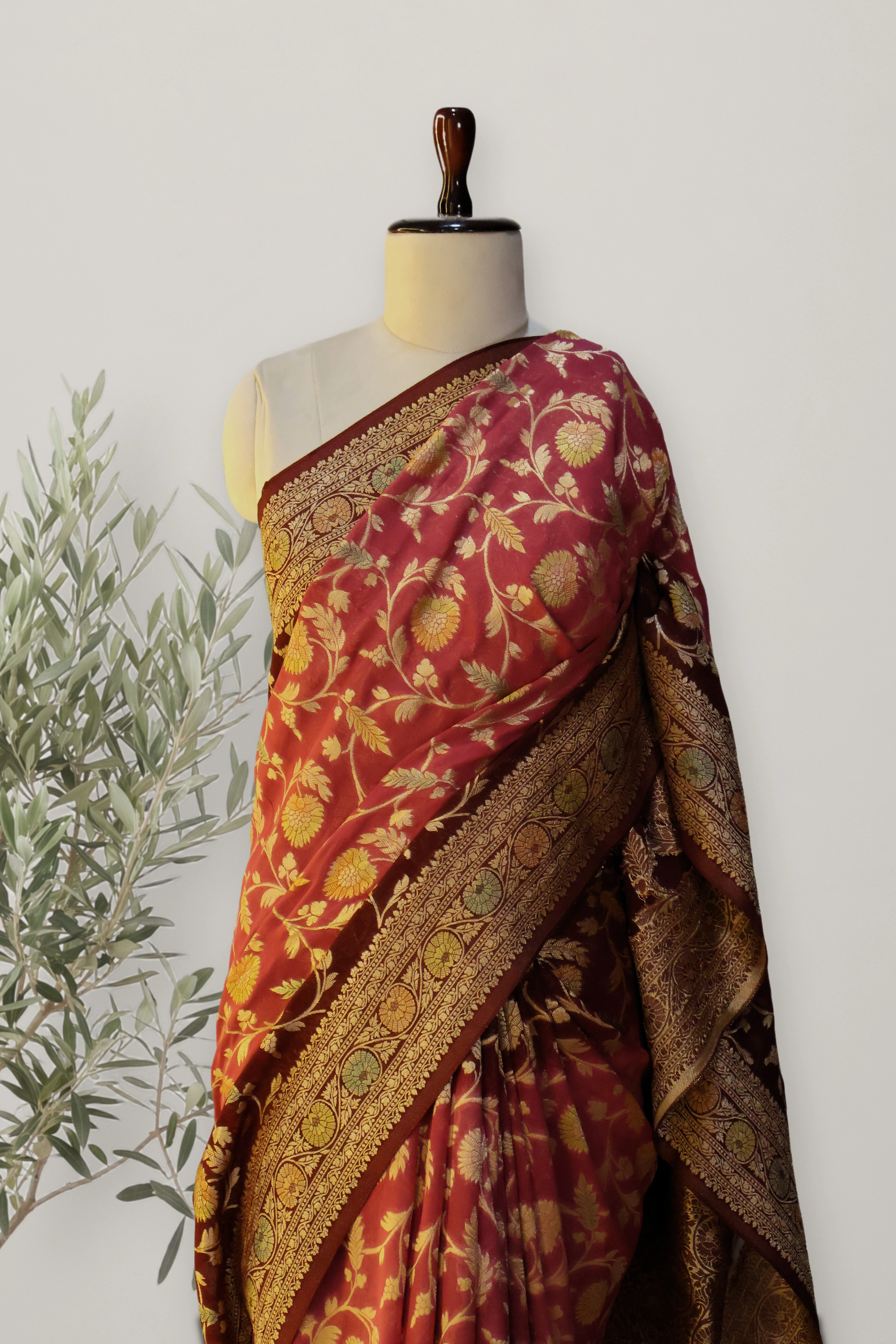 Banarasi Viscose Georgette: a detail of the work. Banarasi.