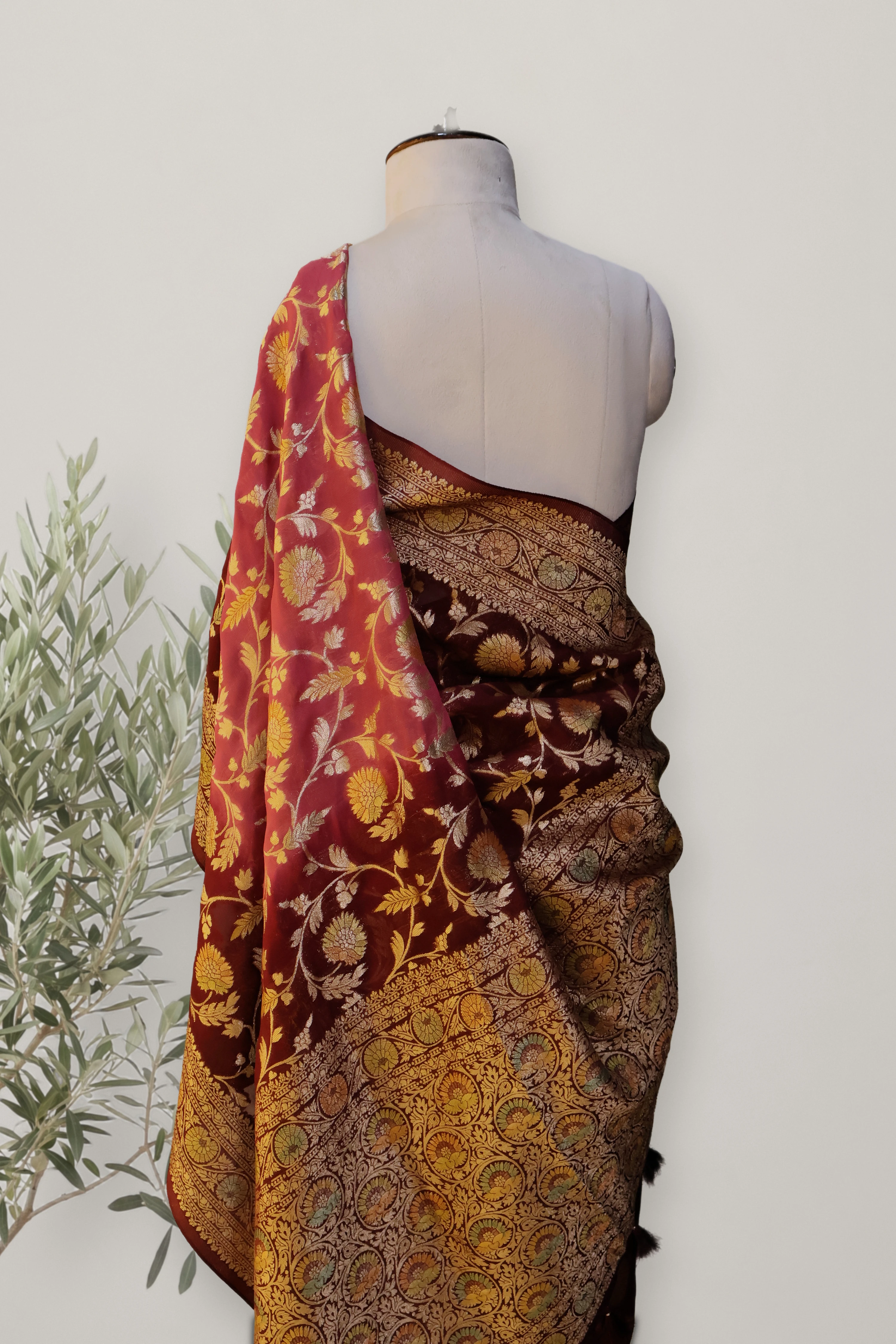 Banarasi Viscose Georgette: a detail of the work. Banarasi.