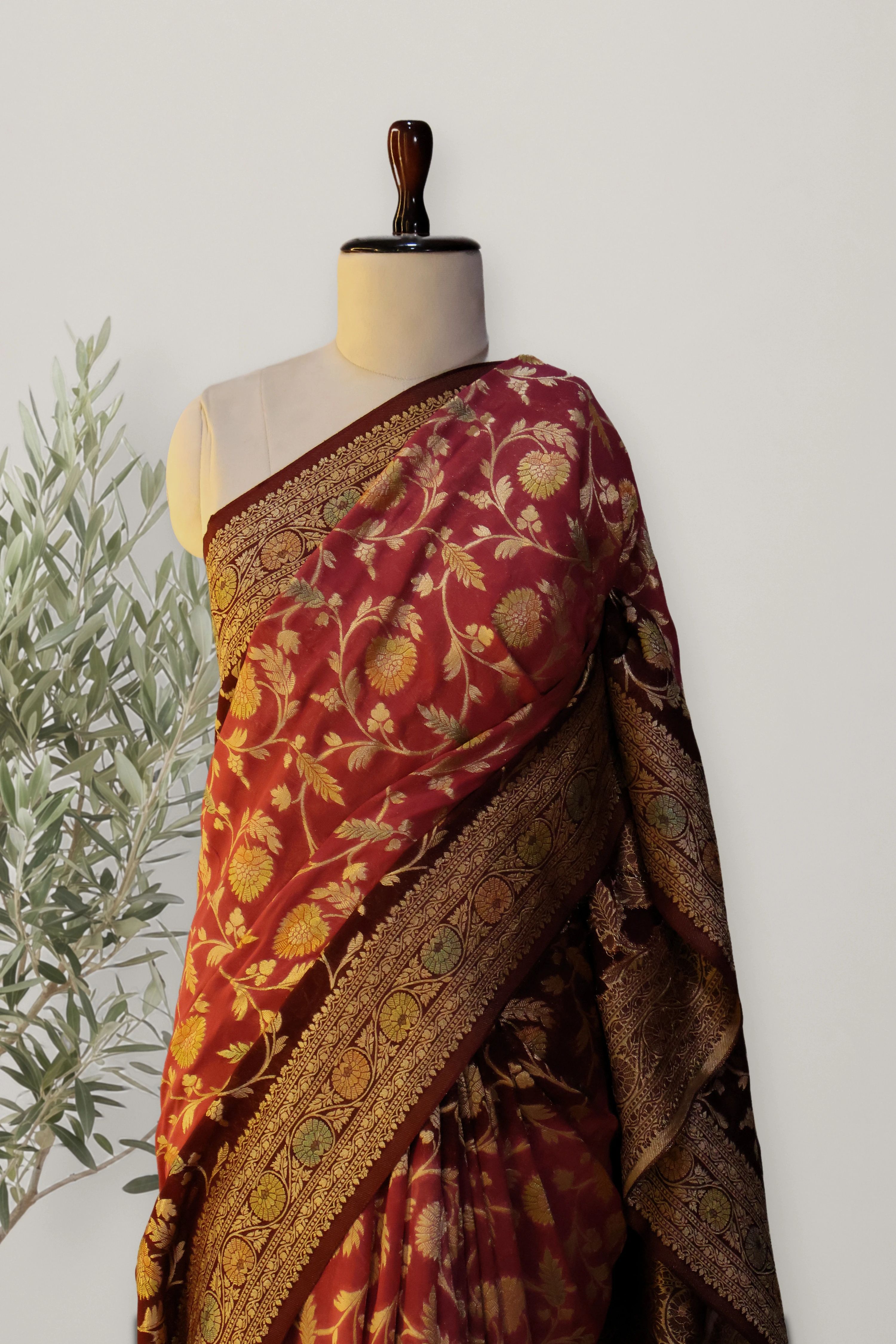 Banarasi Viscose Georgette: a detail of the work. Banarasi.