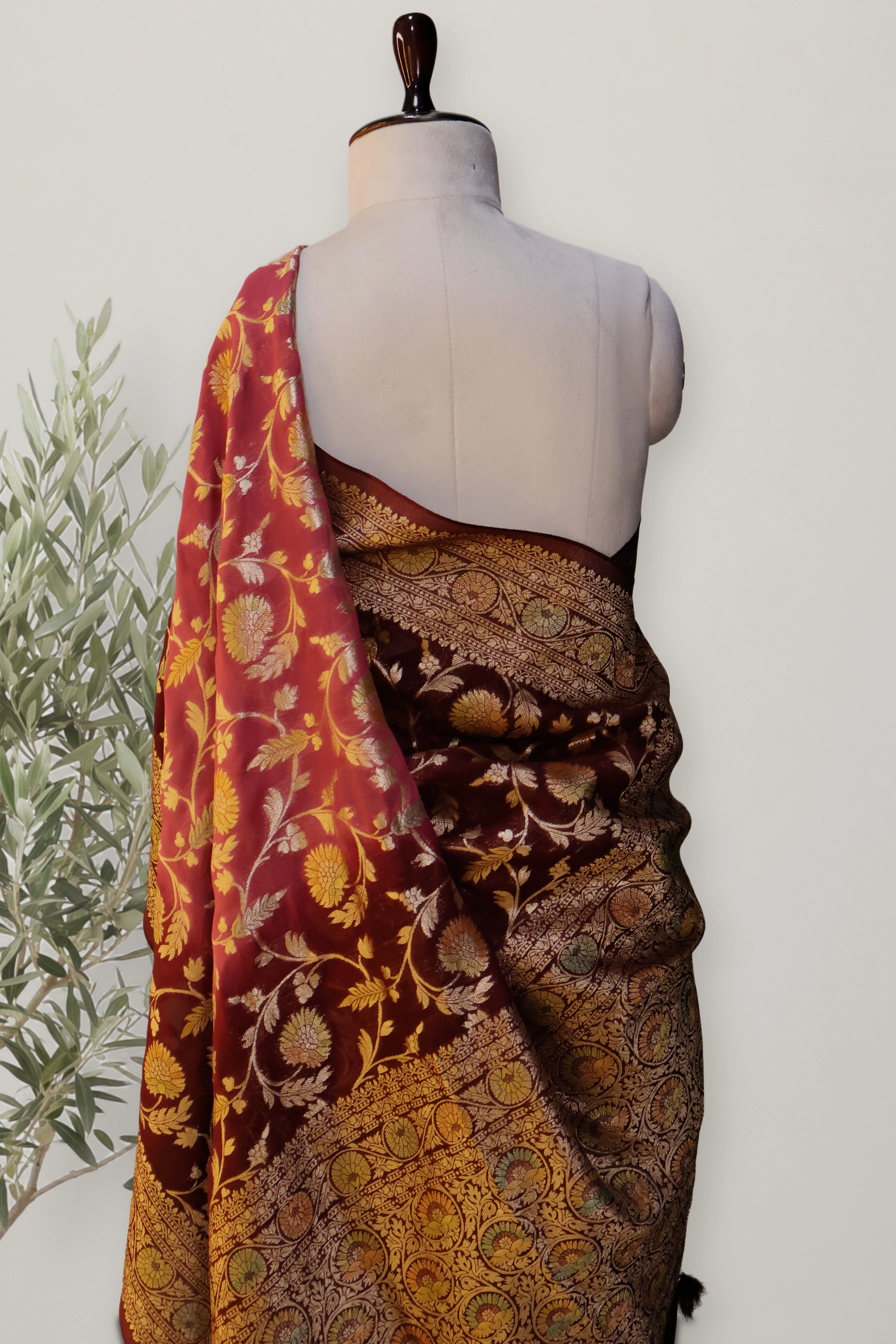 Banarasi Viscose Georgette: a detail of the work. Banarasi.