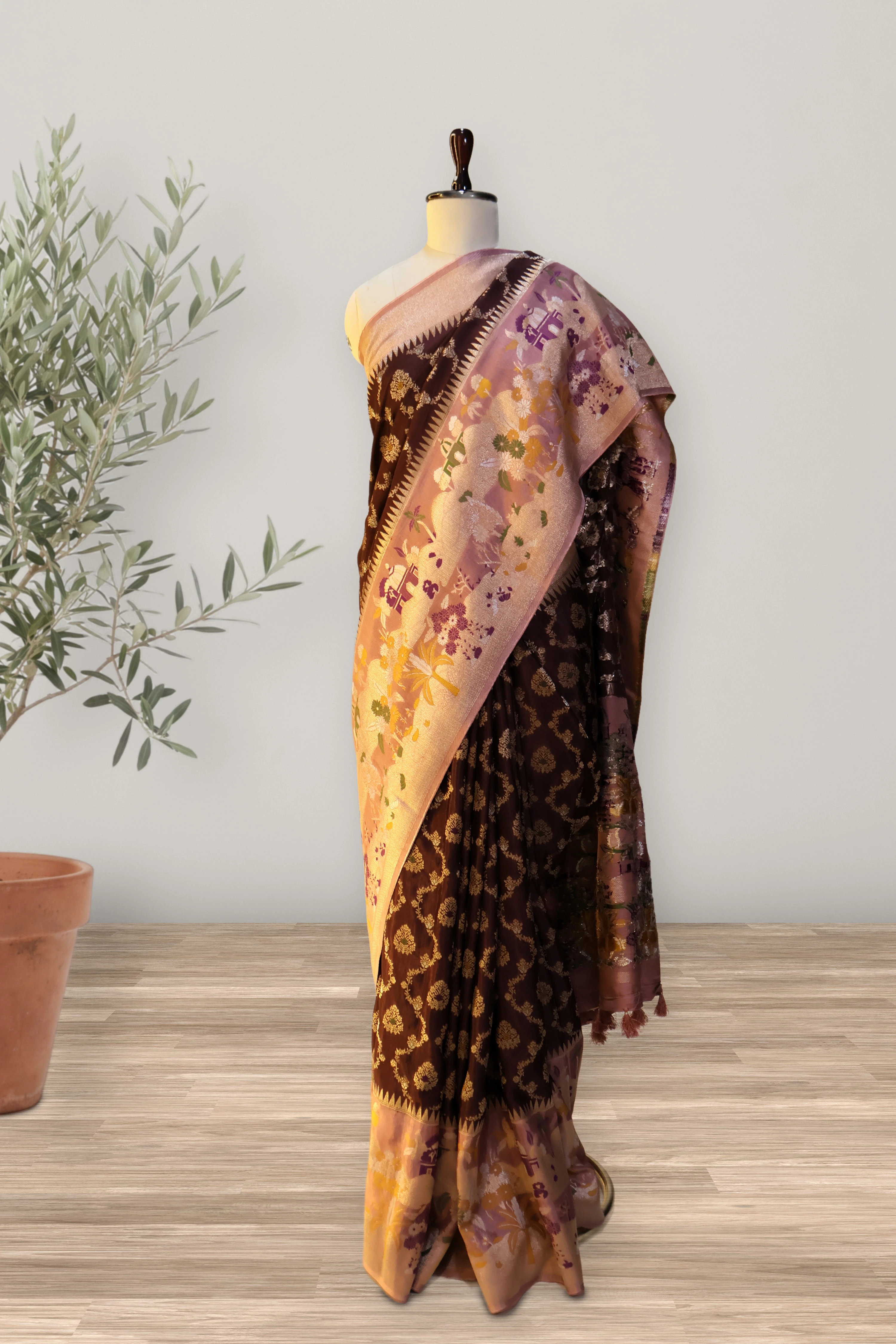 Saree 105: a detail of the work.