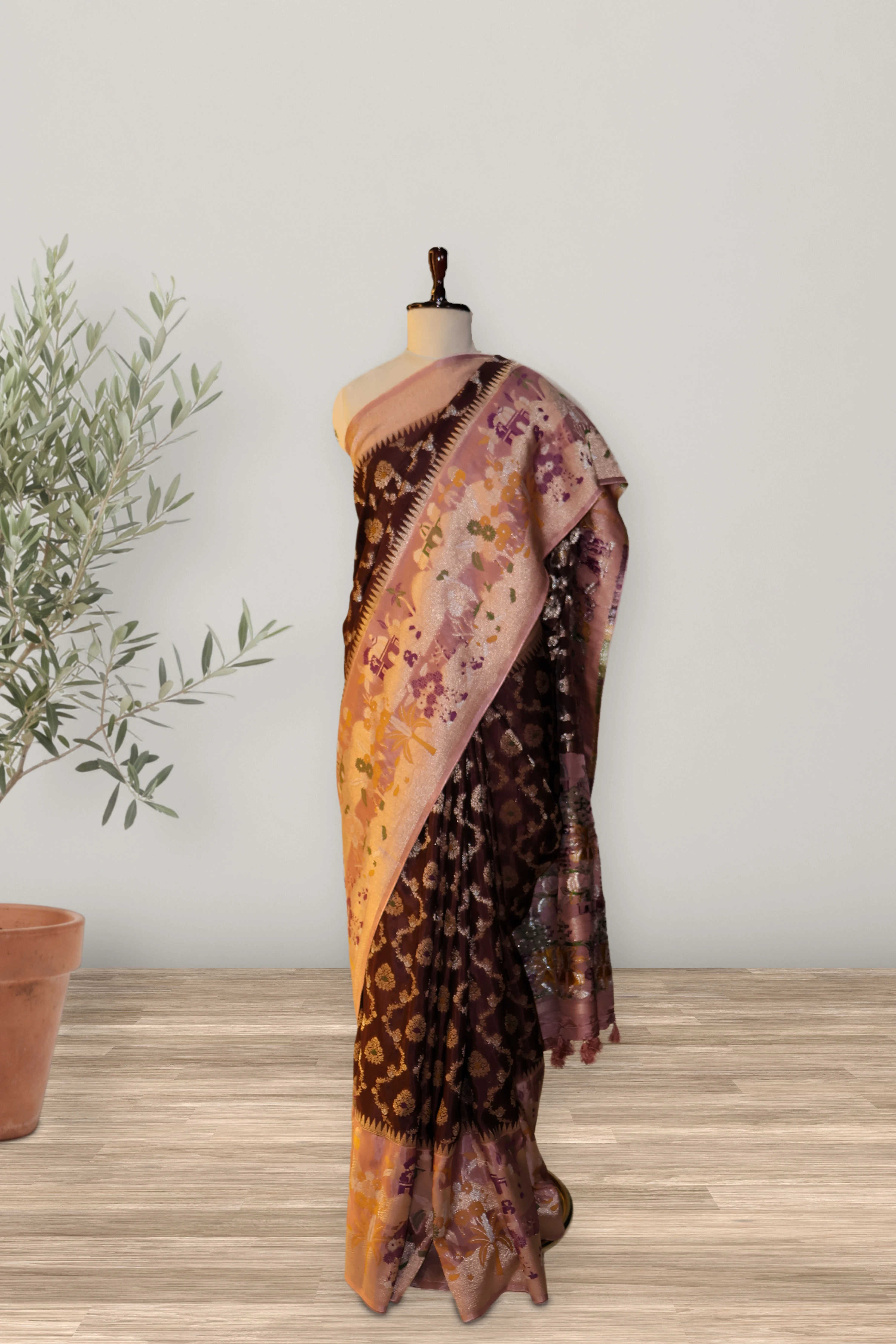 Saree 105: a detail of the work.