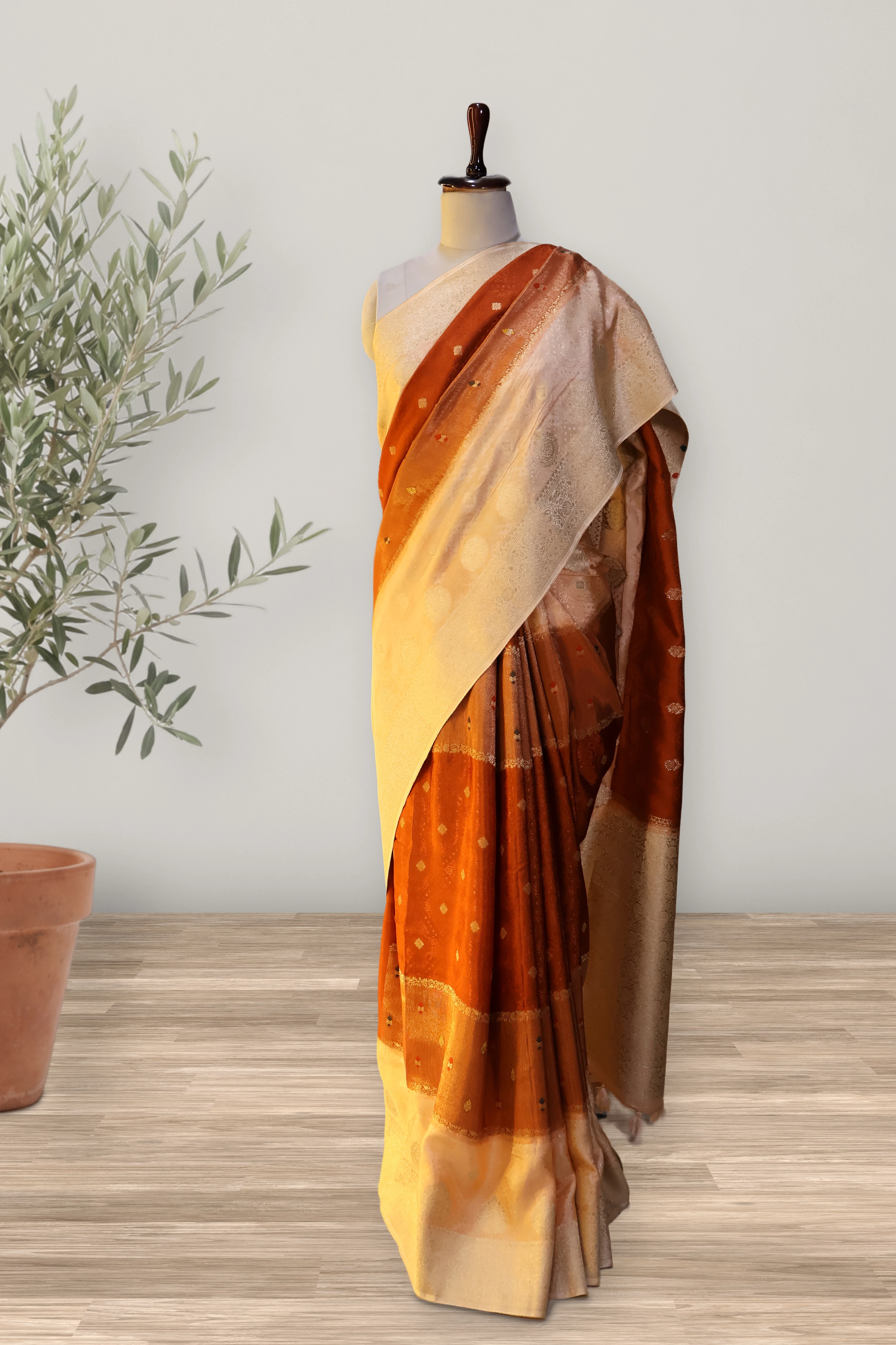 Saree 106: a detail of the work.