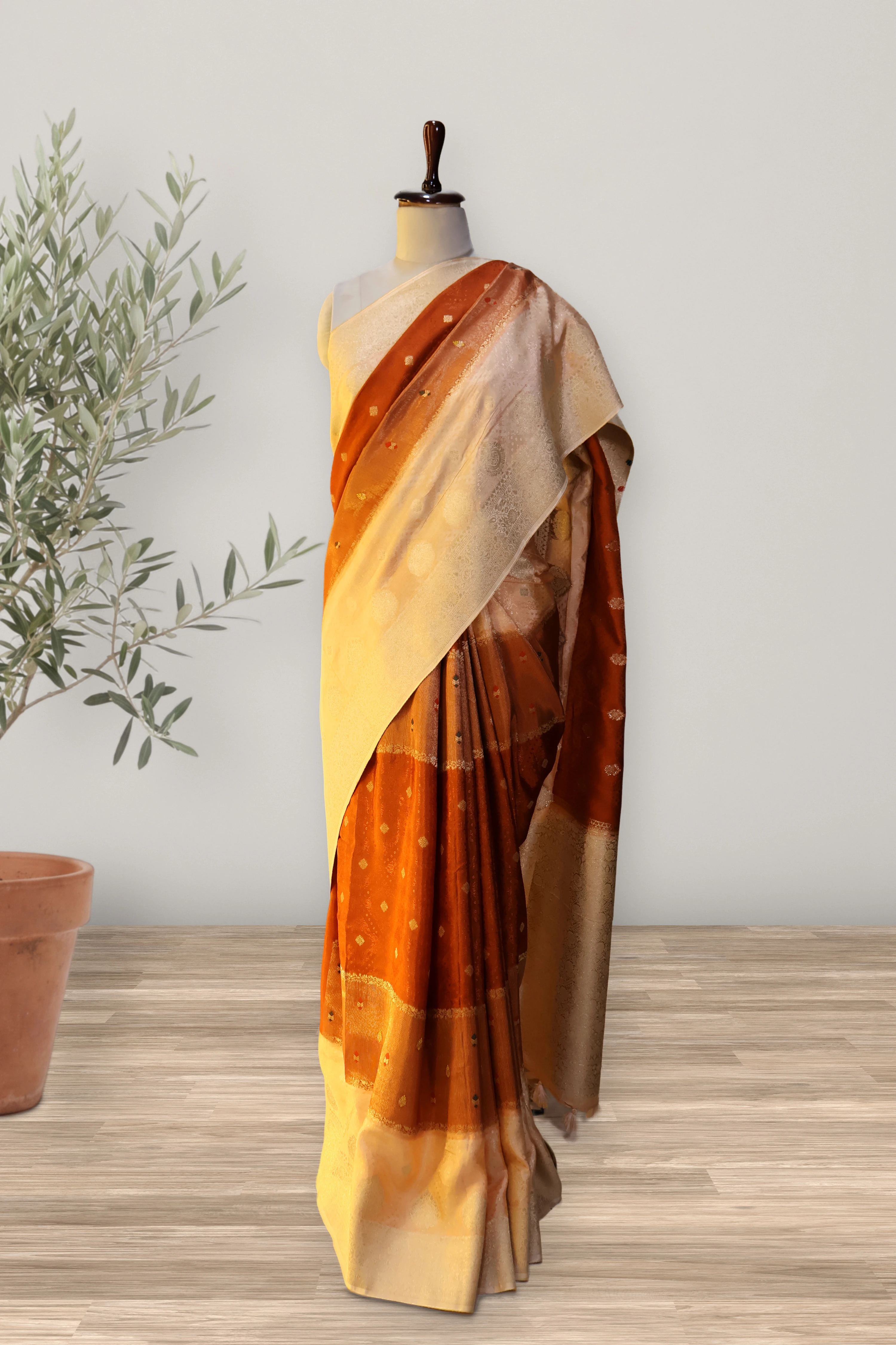 Saree 106: the whole piece, laid out.