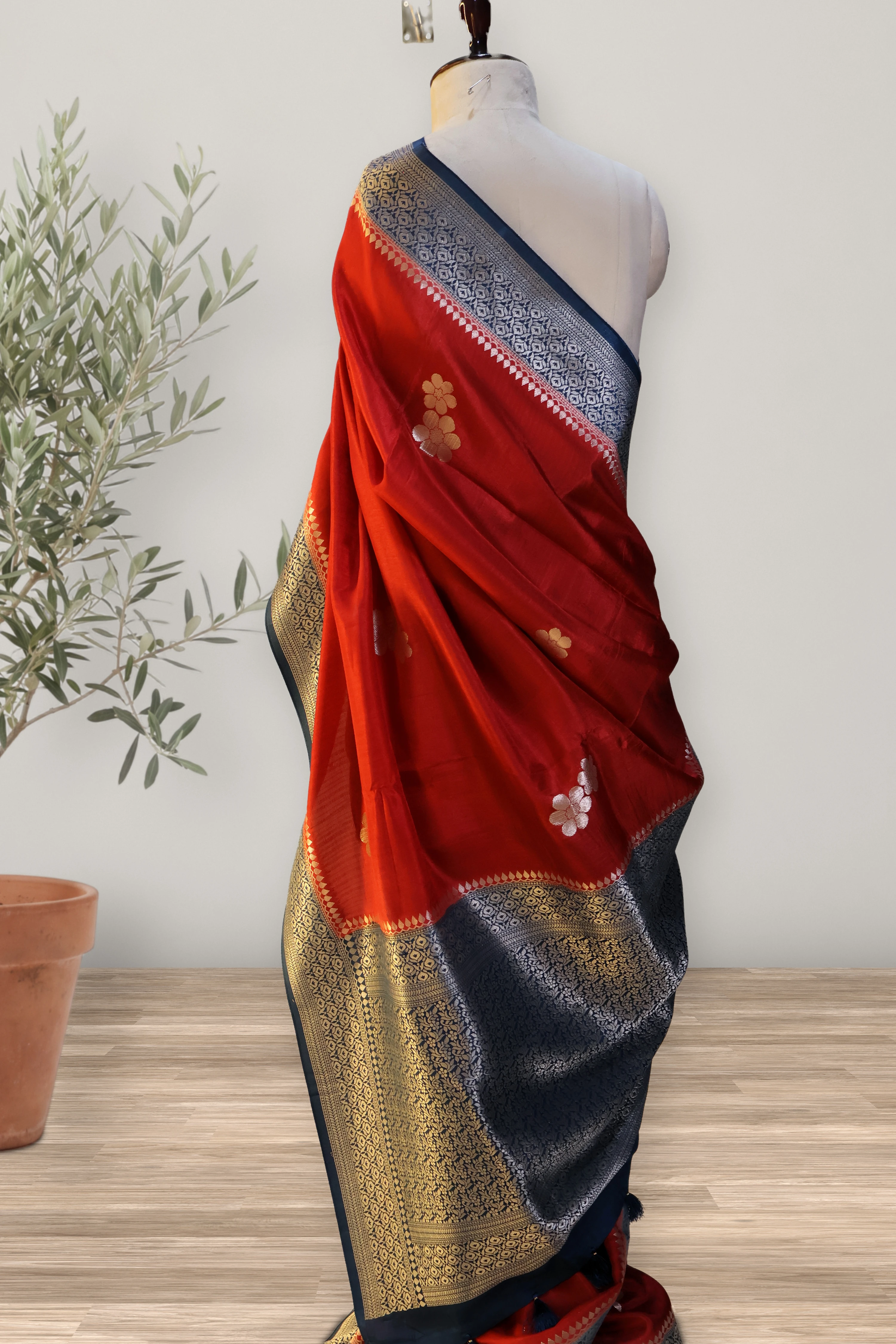 Saree 107: a detail of the work.