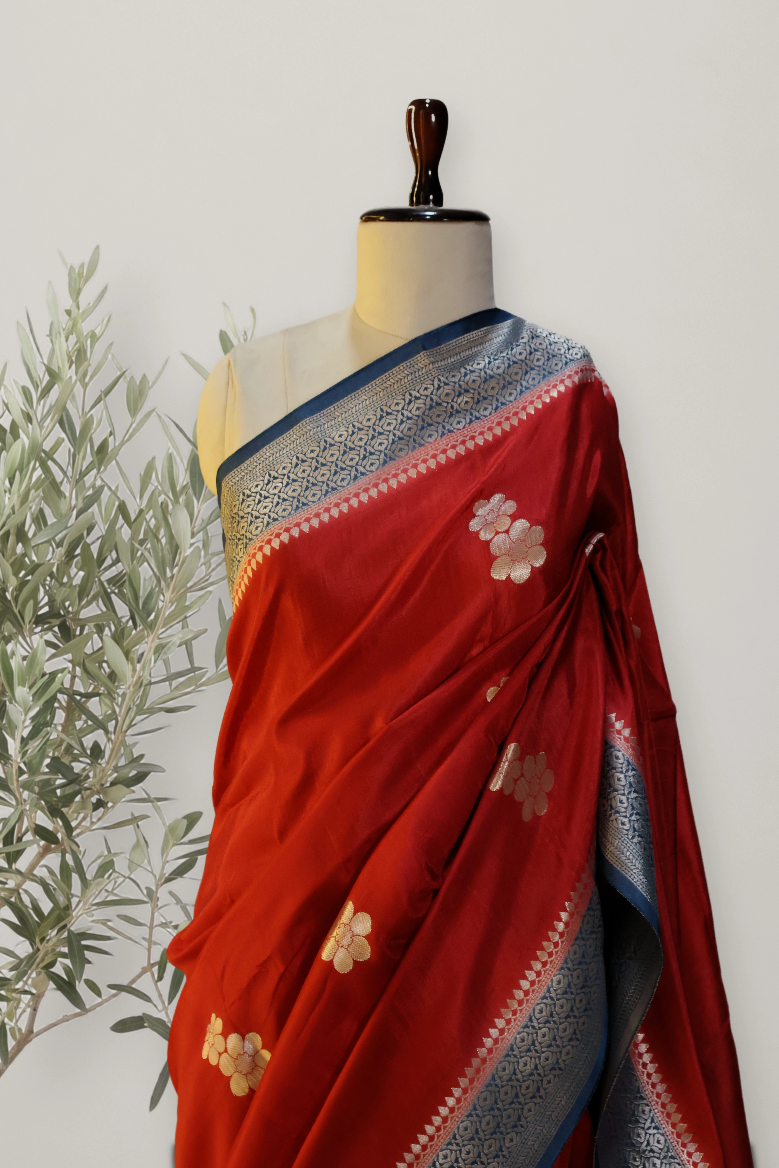 Saree 107: the whole piece, laid out.