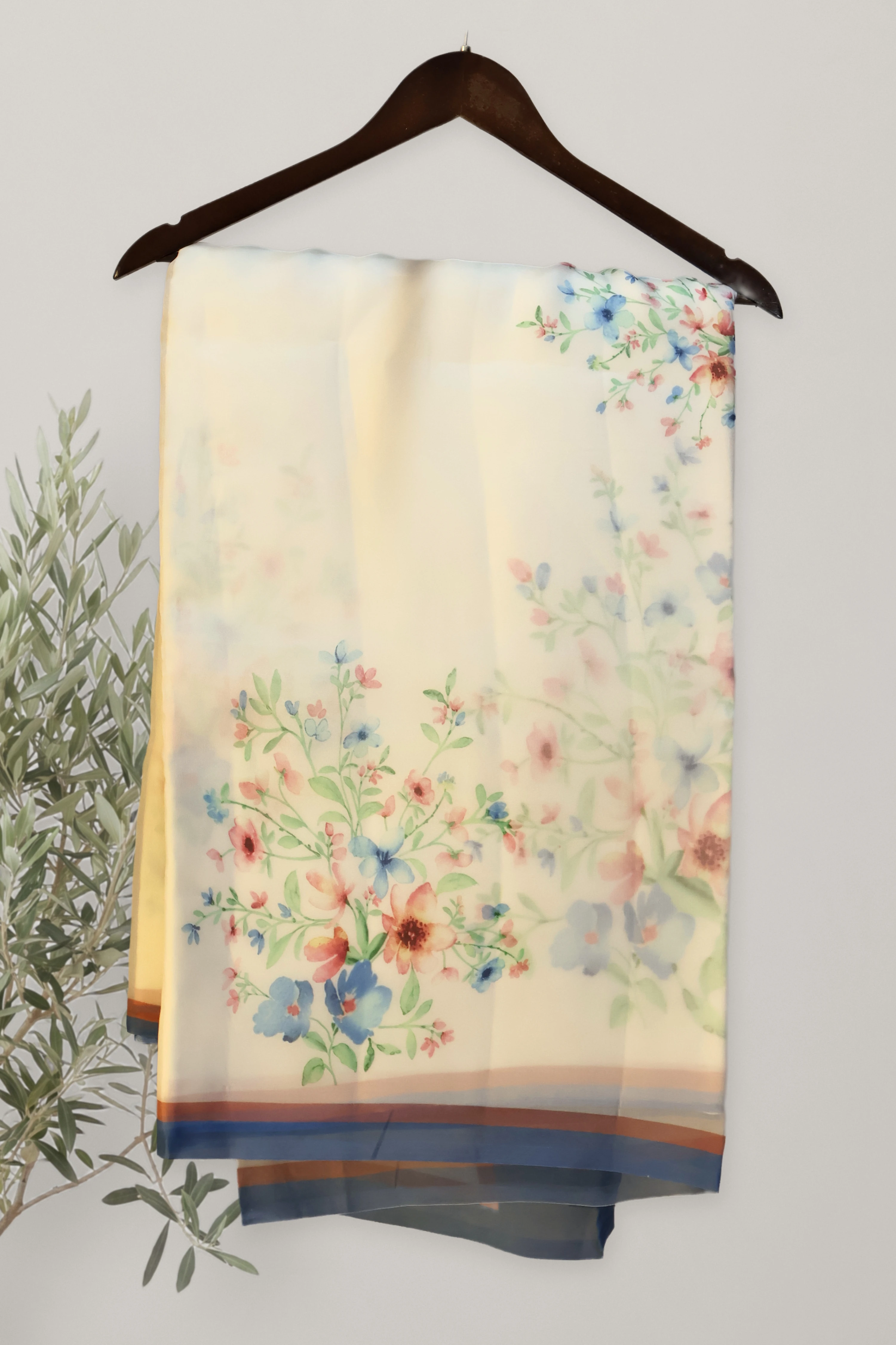 Alia Floral Organza: a detail of the work. Organza.