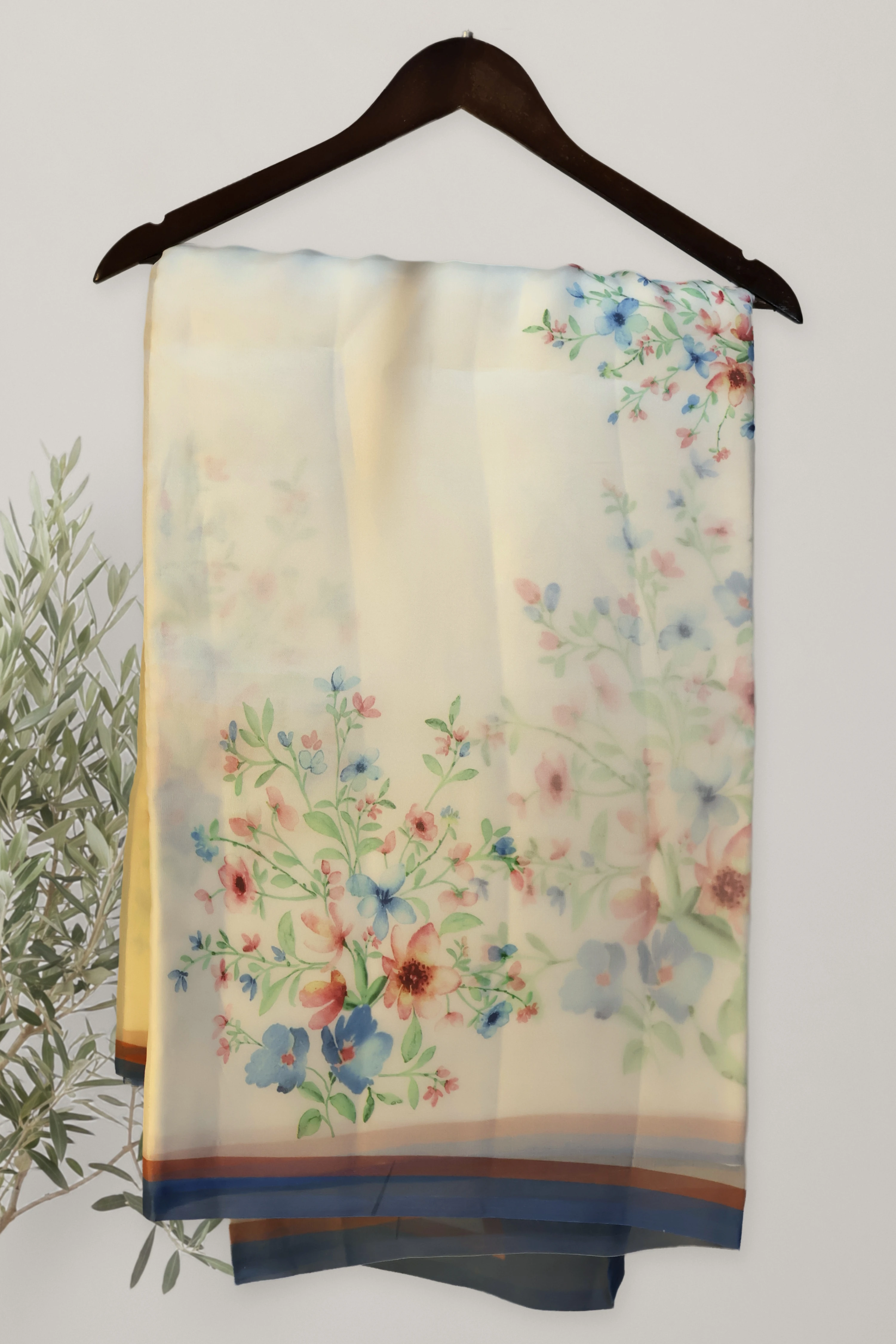 Alia Floral Organza: a detail of the work. Organza.