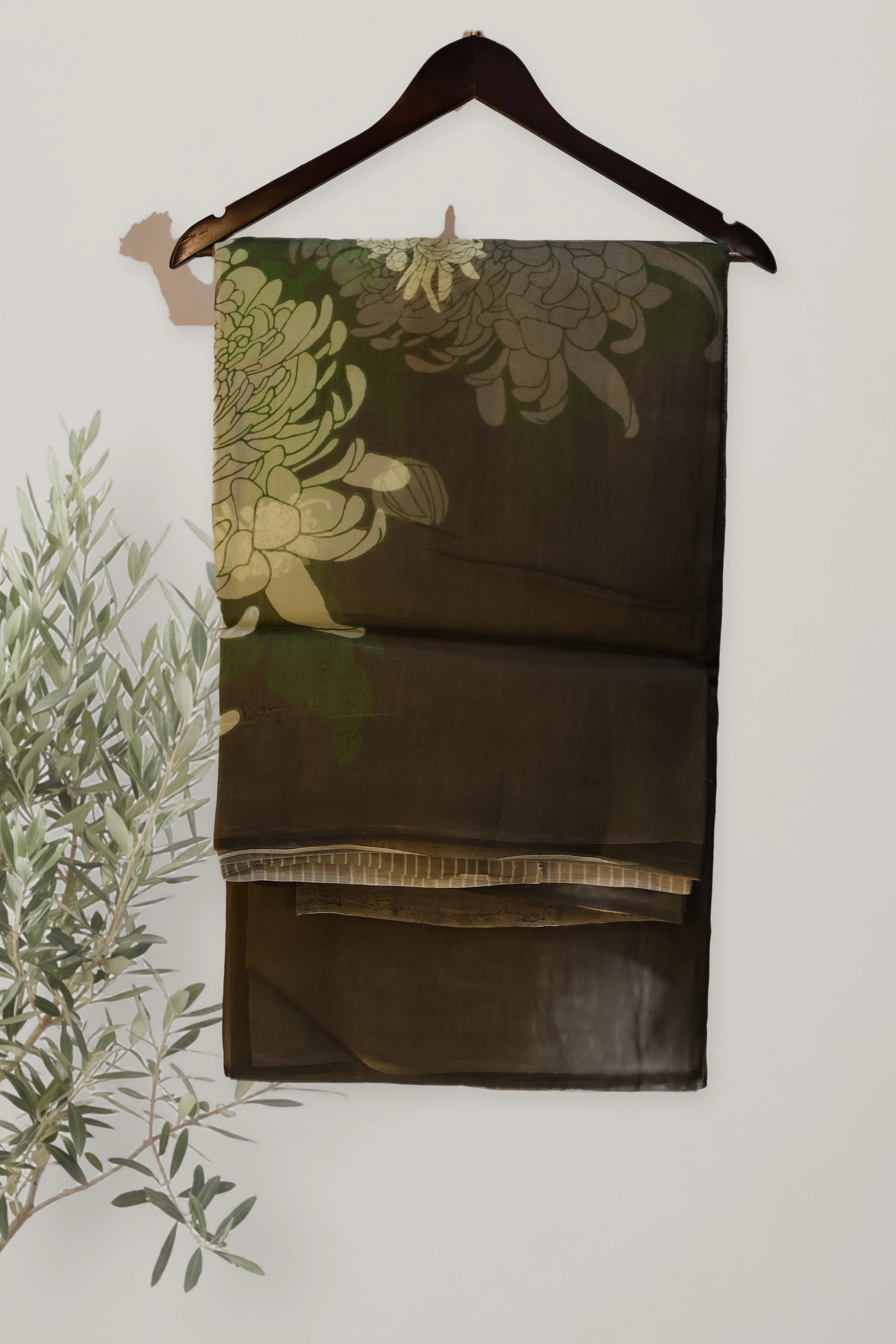 Alia Floral Organza: a detail of the work. Satin Organza Blend.