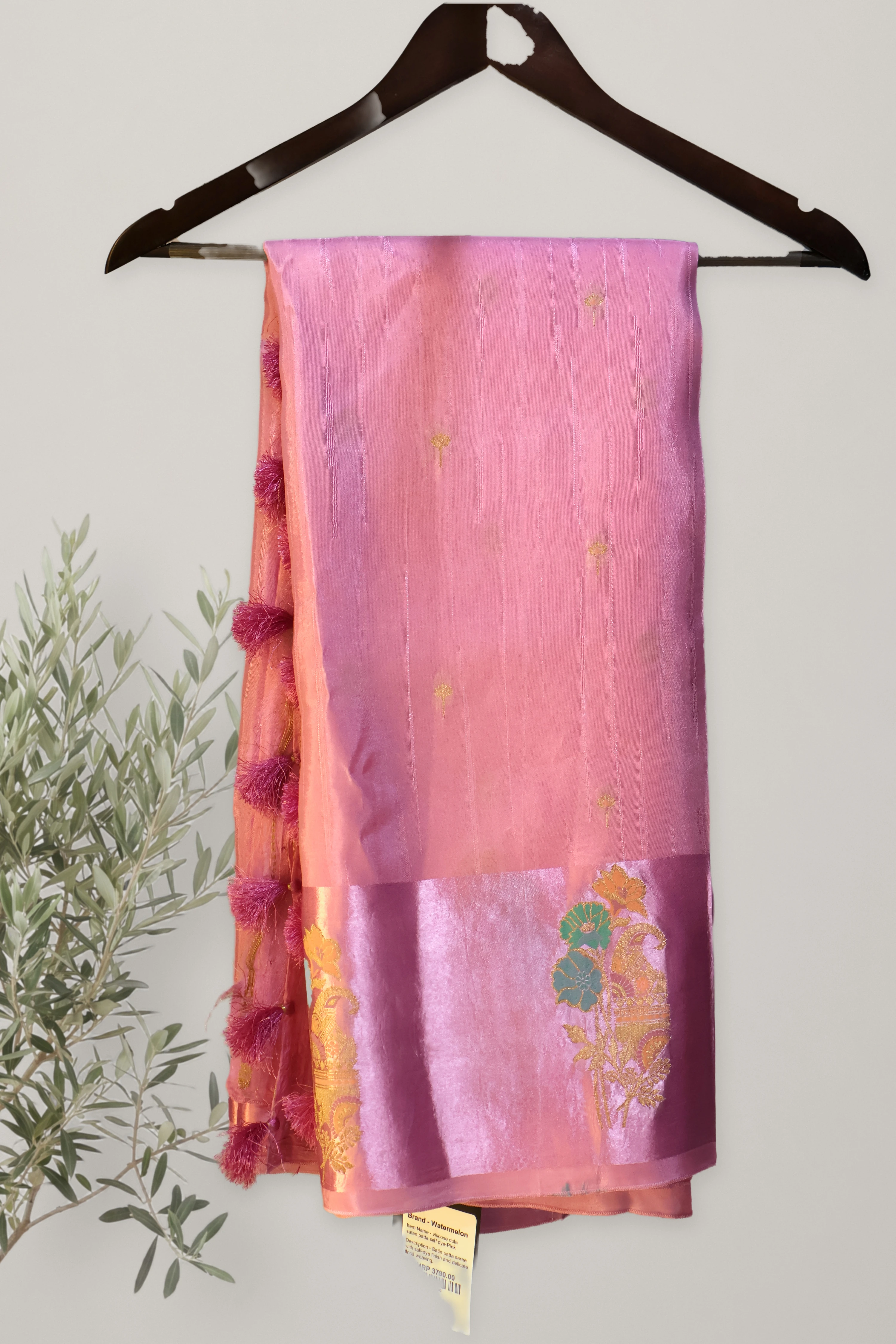 Saree 118: the whole piece, laid out.