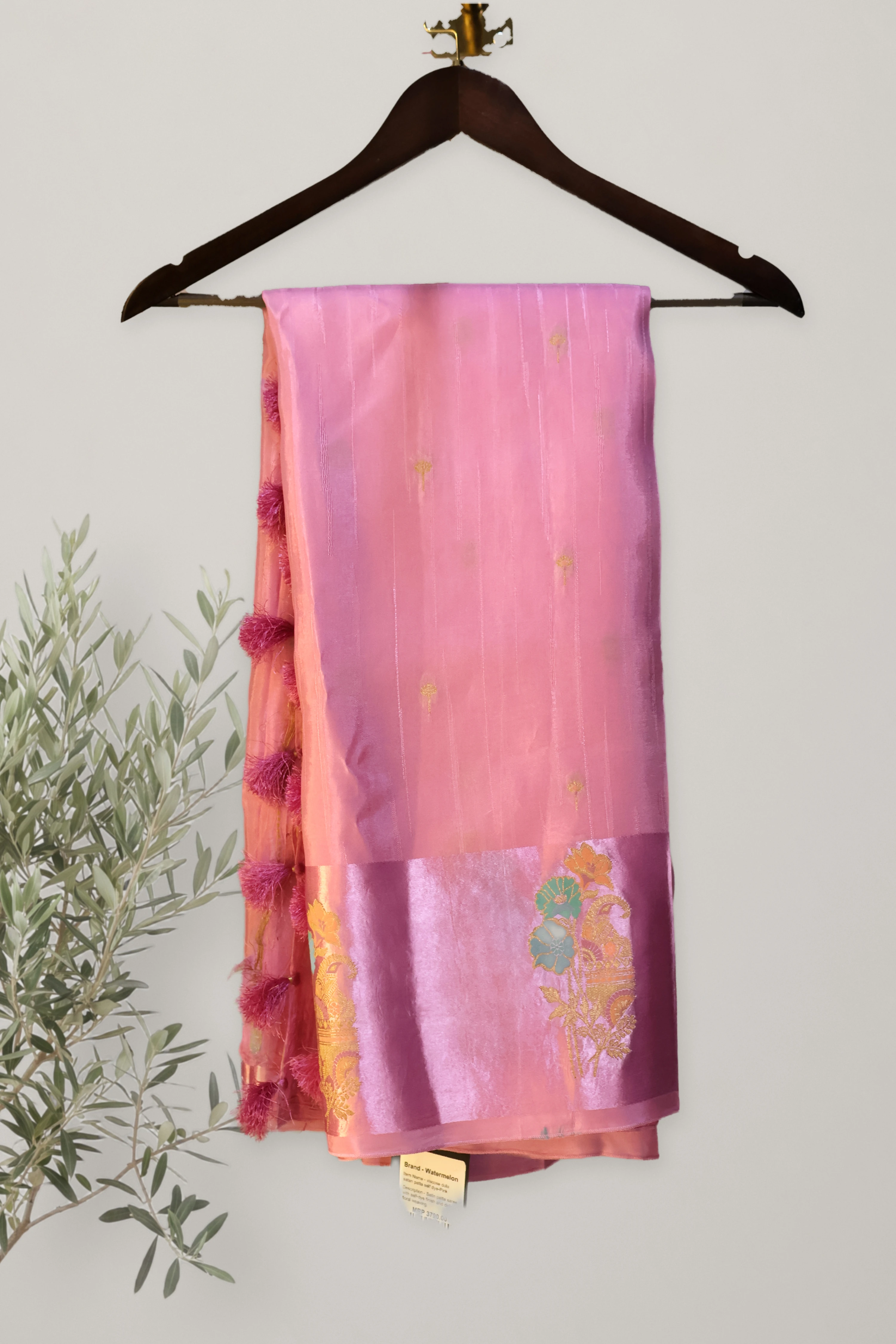 Saree 118: a detail of the work.
