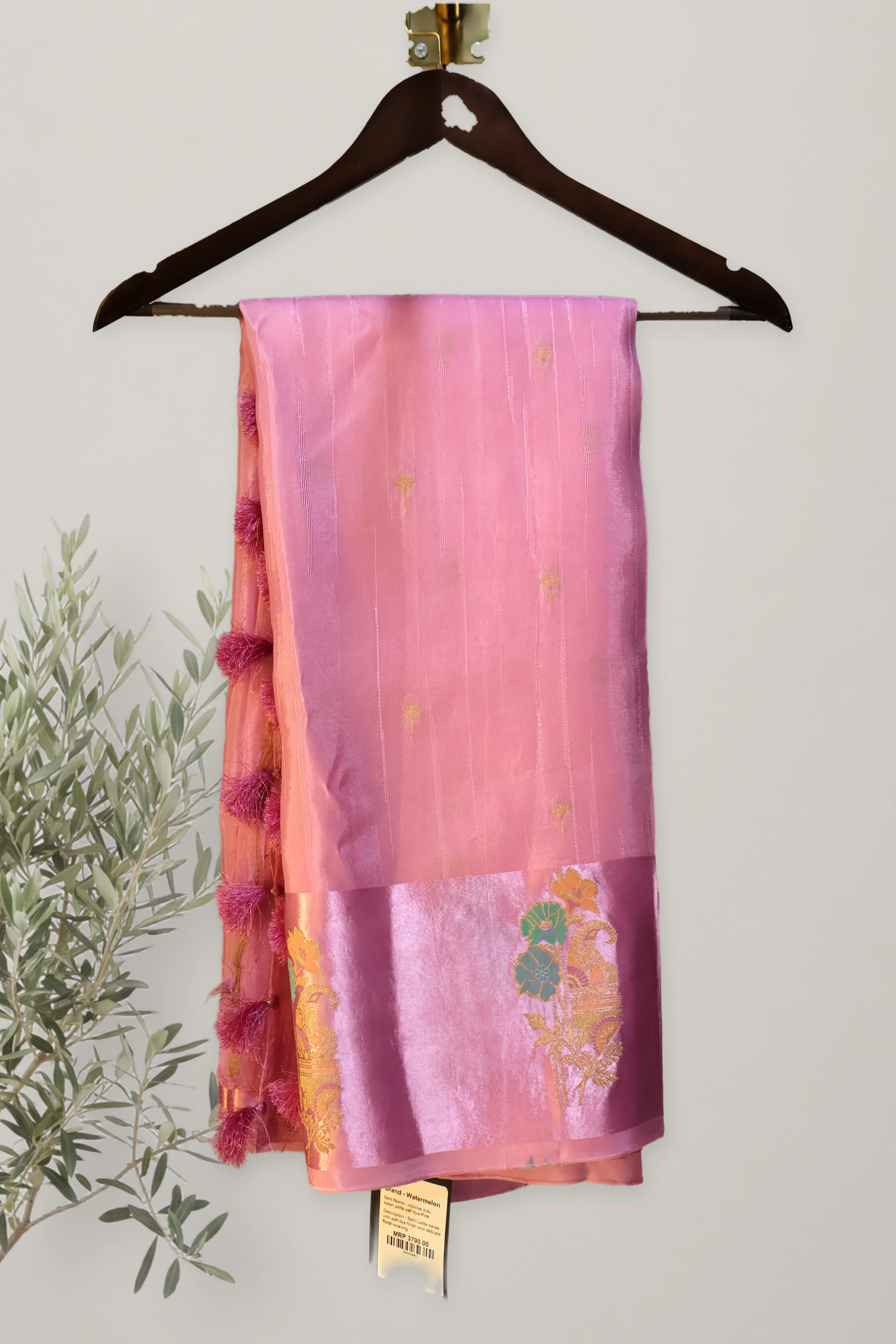 Saree 118: a detail of the work.