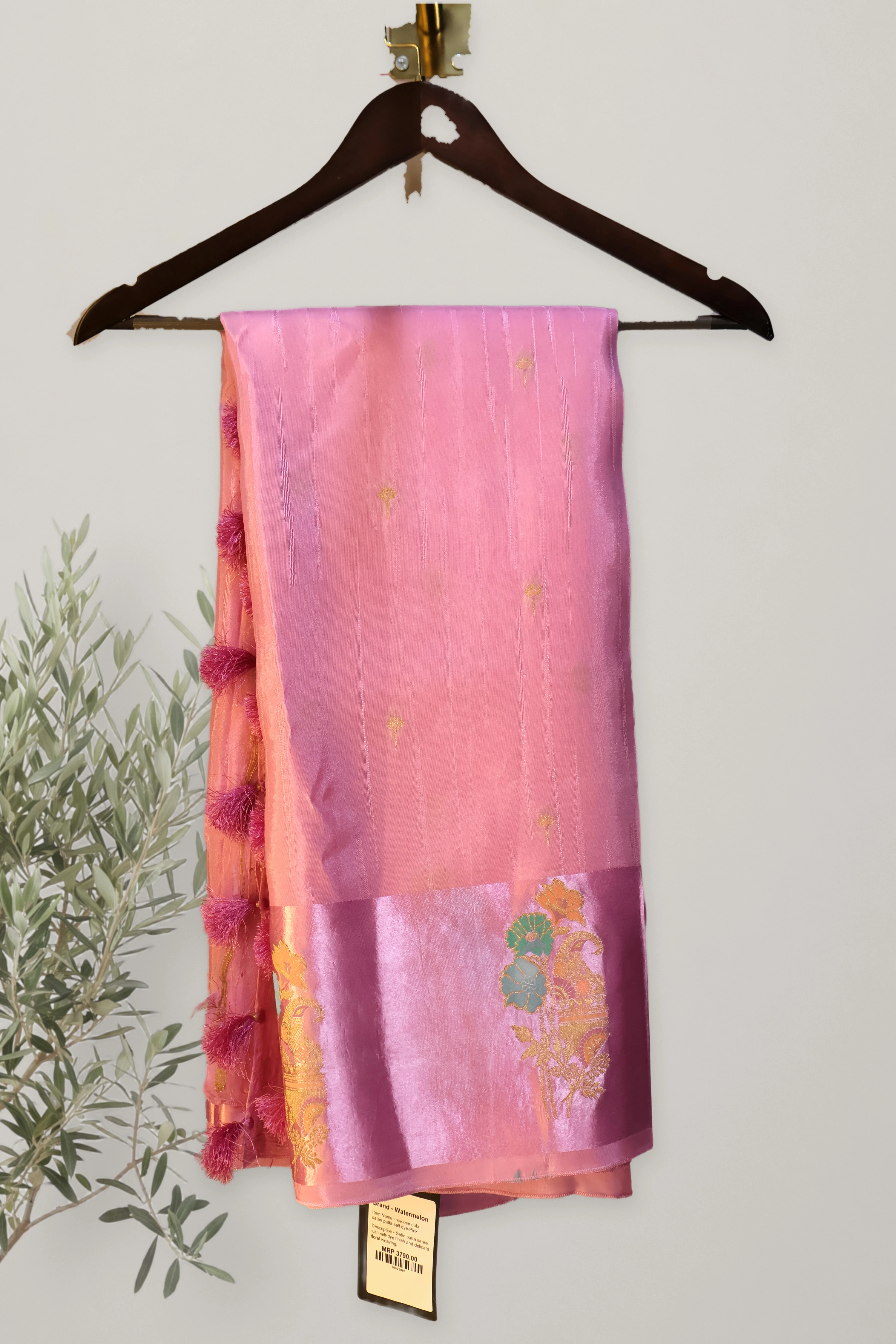 Saree 118: a detail of the work.