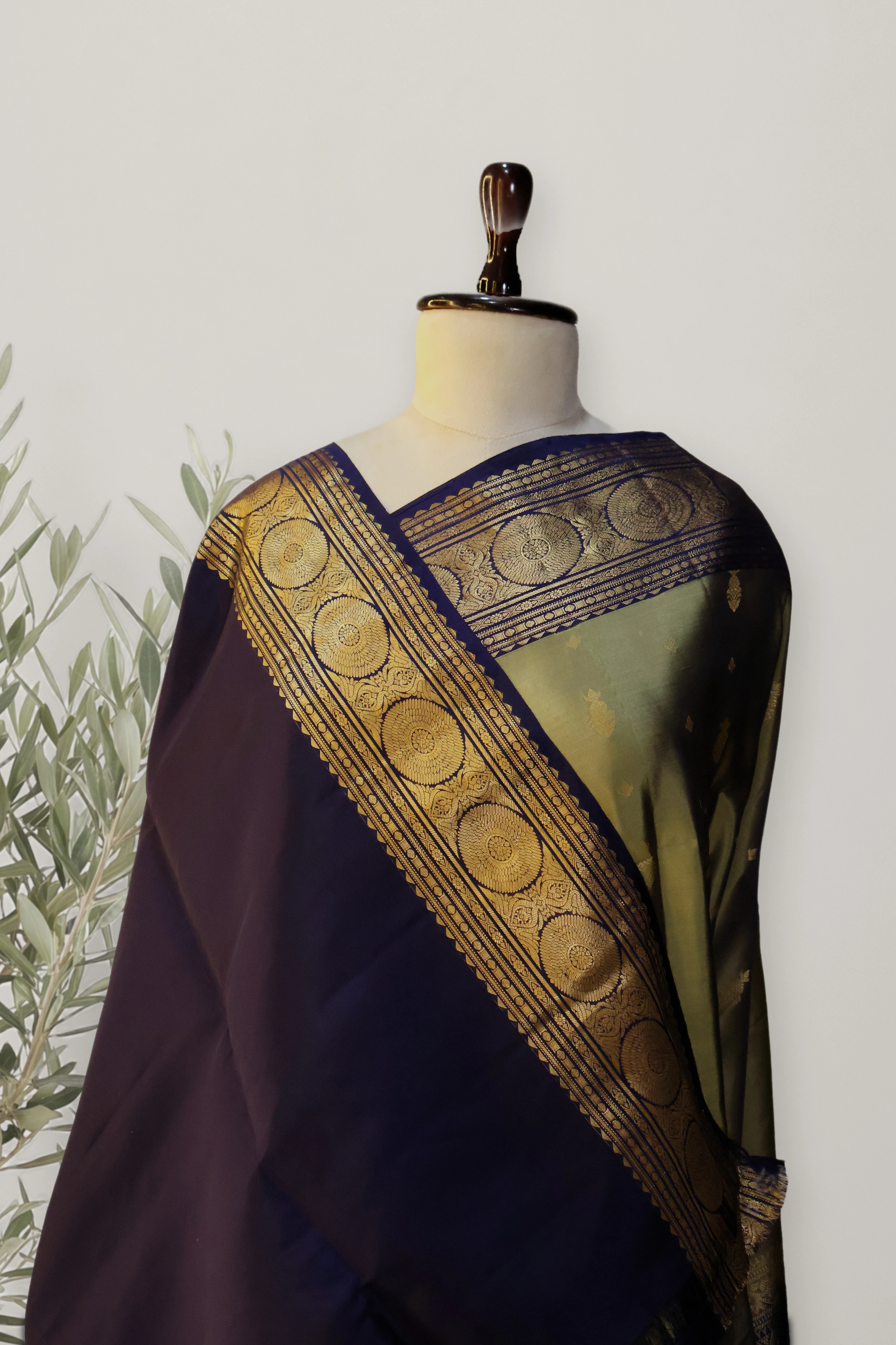 Kanchipuram Soft Silk Handloom: a detail of the work. Kanchipuram Soft Silk Handloom.