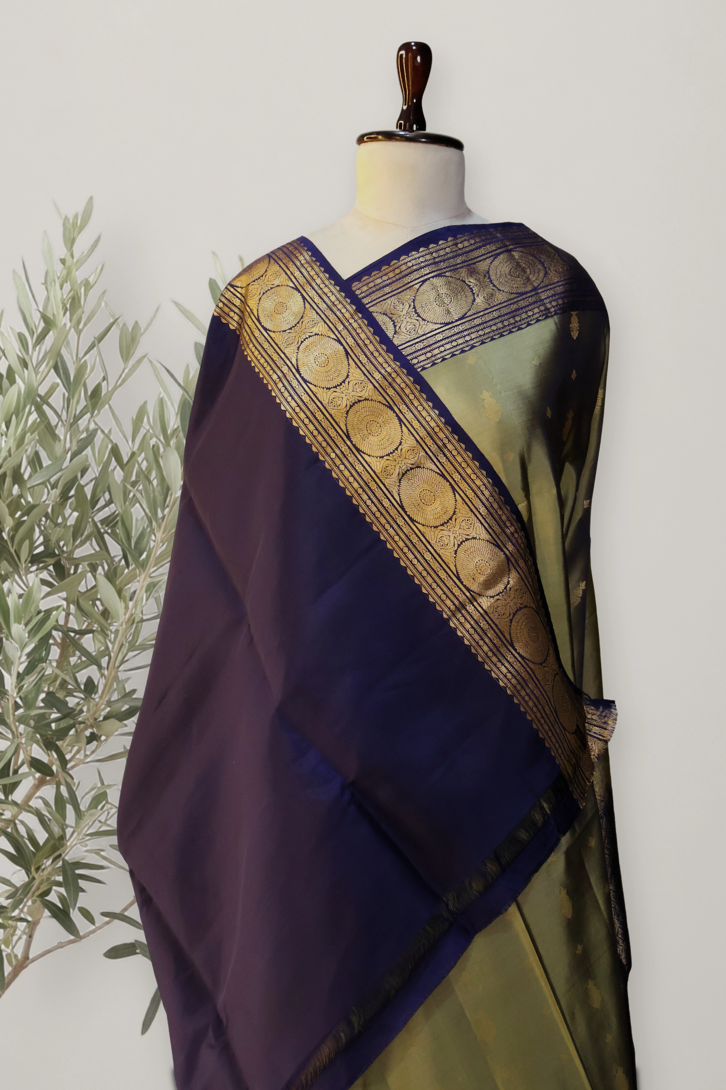 Kanchipuram Soft Silk Handloom: a detail of the work. Kanchipuram Soft Silk Handloom.