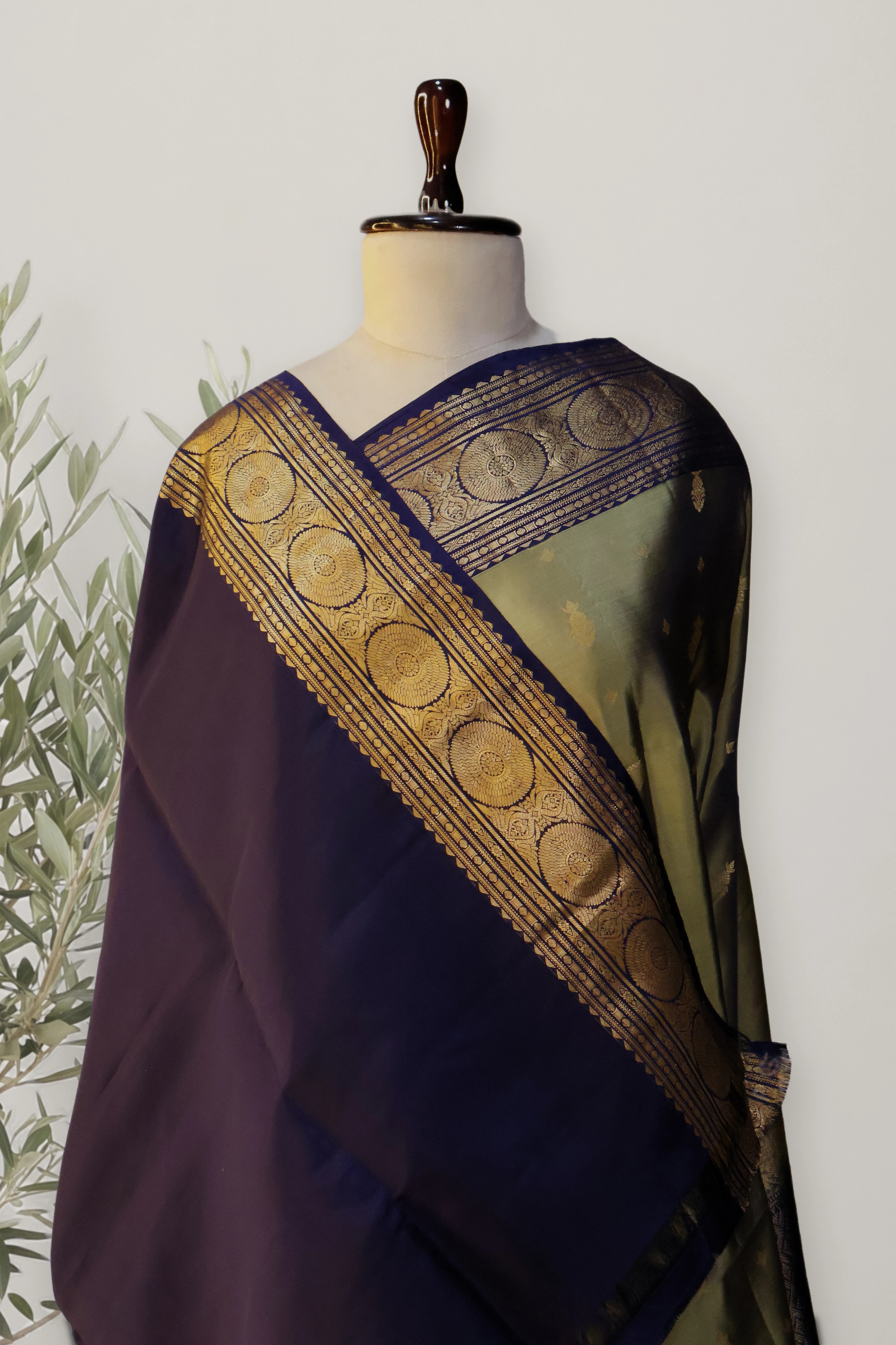 Kanchipuram Soft Silk Handloom: a detail of the work. Kanchipuram Soft Silk Handloom.