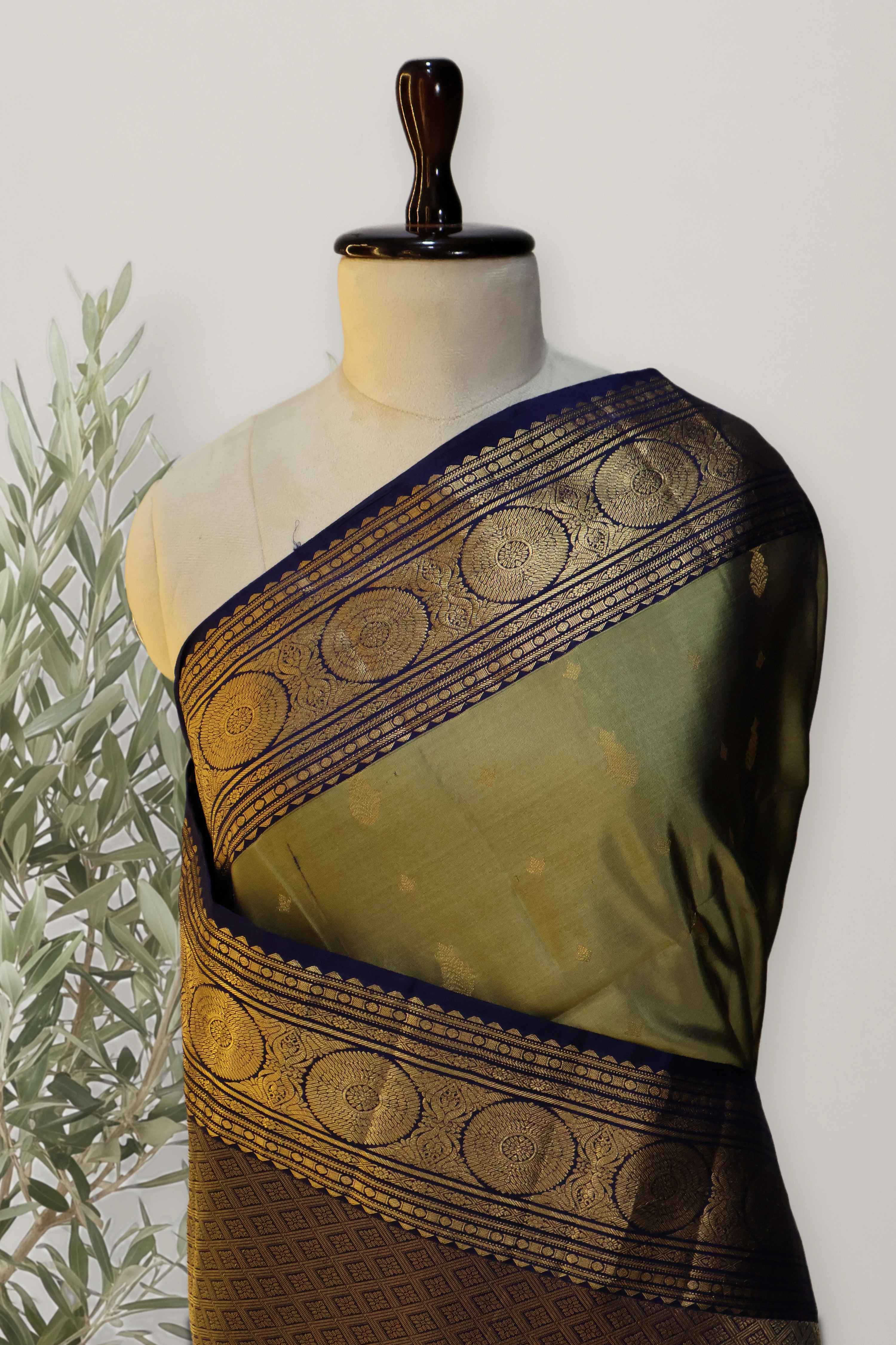 Kanchipuram Soft Silk Handloom: a detail of the work. Kanchipuram Soft Silk Handloom.