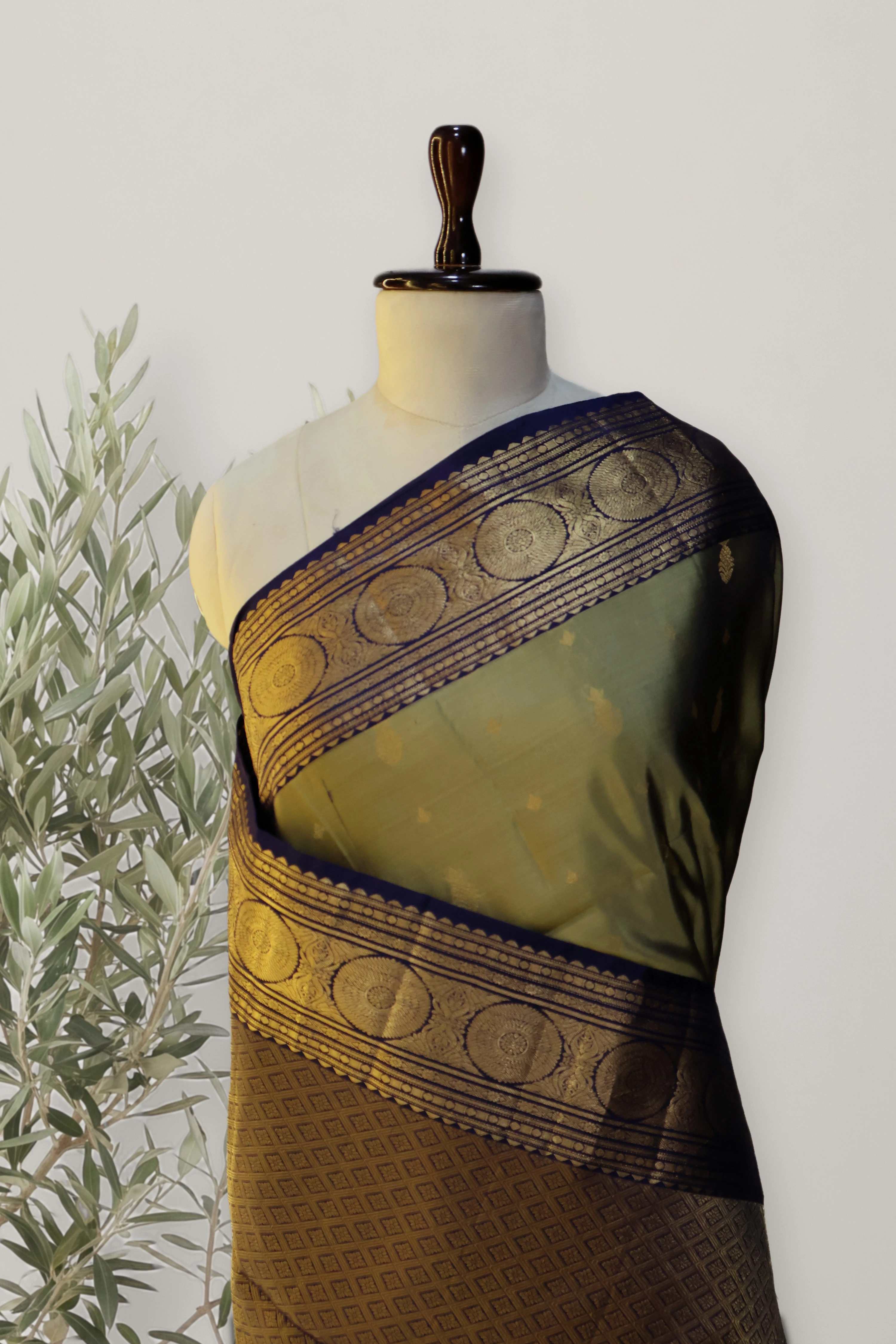 Kanchipuram Soft Silk Handloom: a detail of the work. Kanchipuram Soft Silk Handloom.