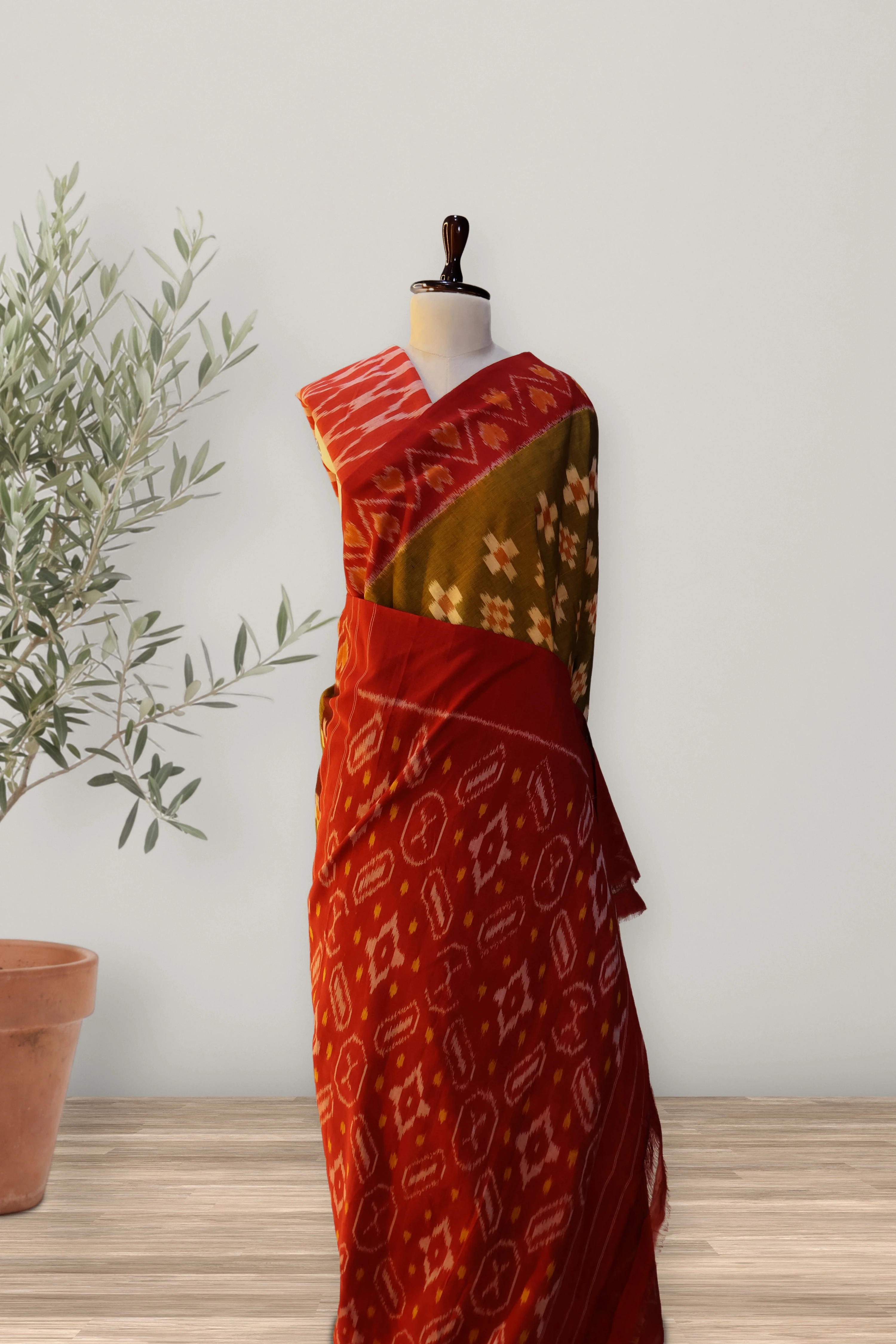 Pochampally Ikat Cotton Handloom Saree: a detail of the work. Pochampally Ikat cotton.