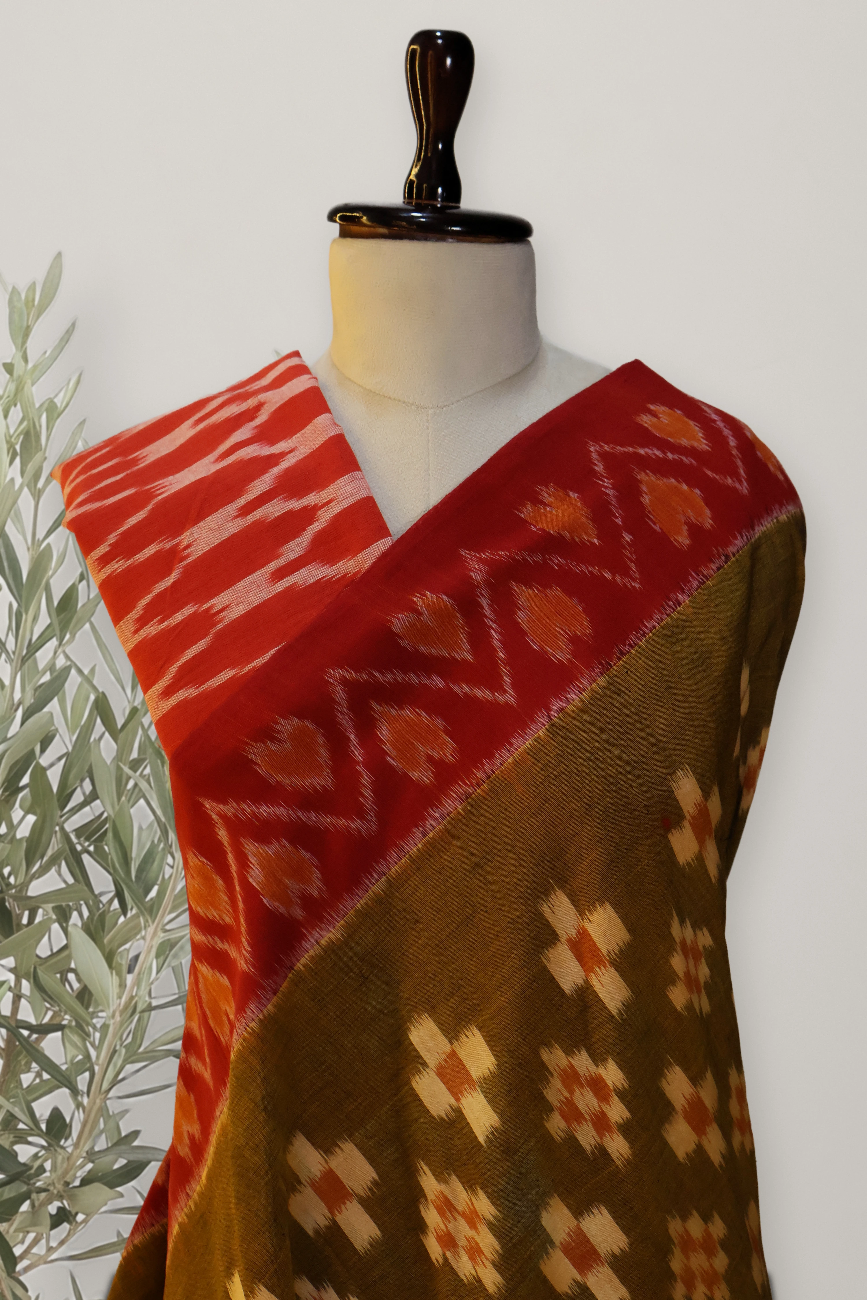 Pochampally Ikat Cotton Handloom Saree: a detail of the work. Pochampally Ikat cotton.